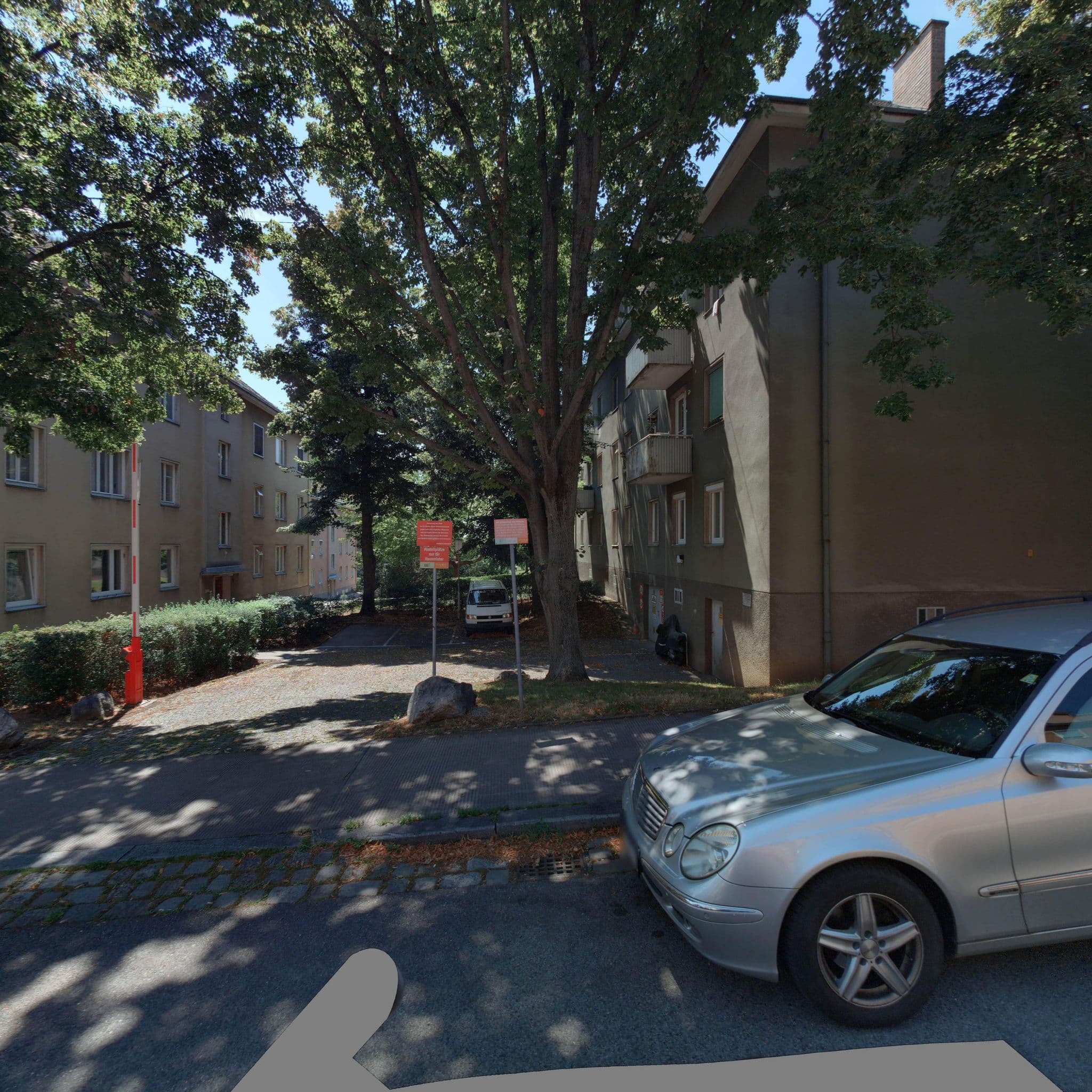 Street view near Evelyne Kainzbauer, Hernals — © eliasgander (CC BY-SA · Mapillary)