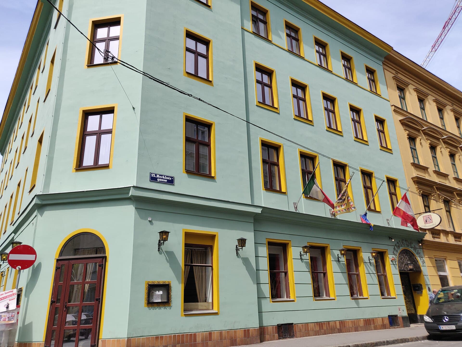 Hotel Altwienerhof (via Wikimedia Commons, CC BY-SA 4.0)