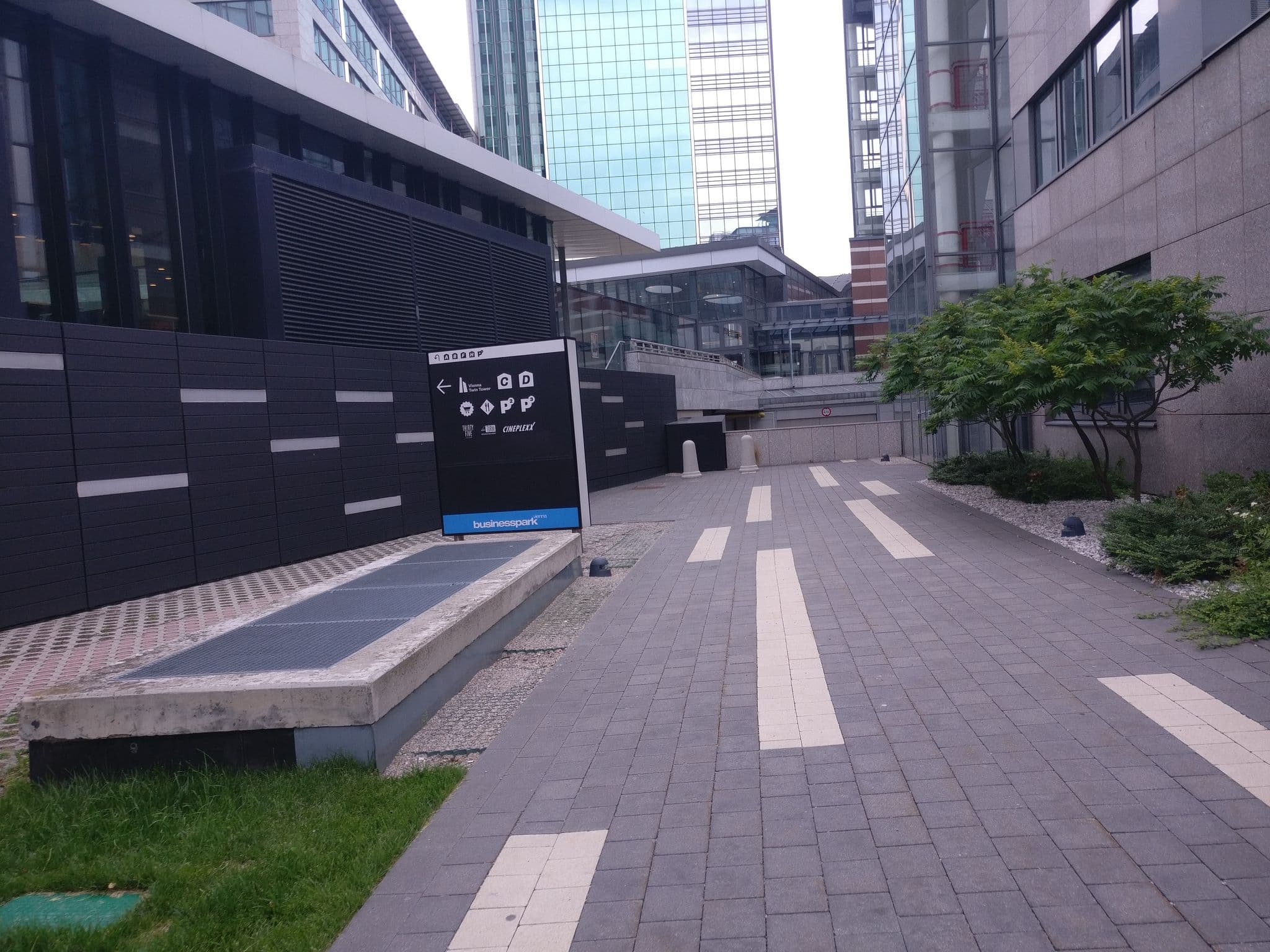 Street view near SZL Hotels GmbH, Meidling — © aceini (CC BY-SA · Mapillary)