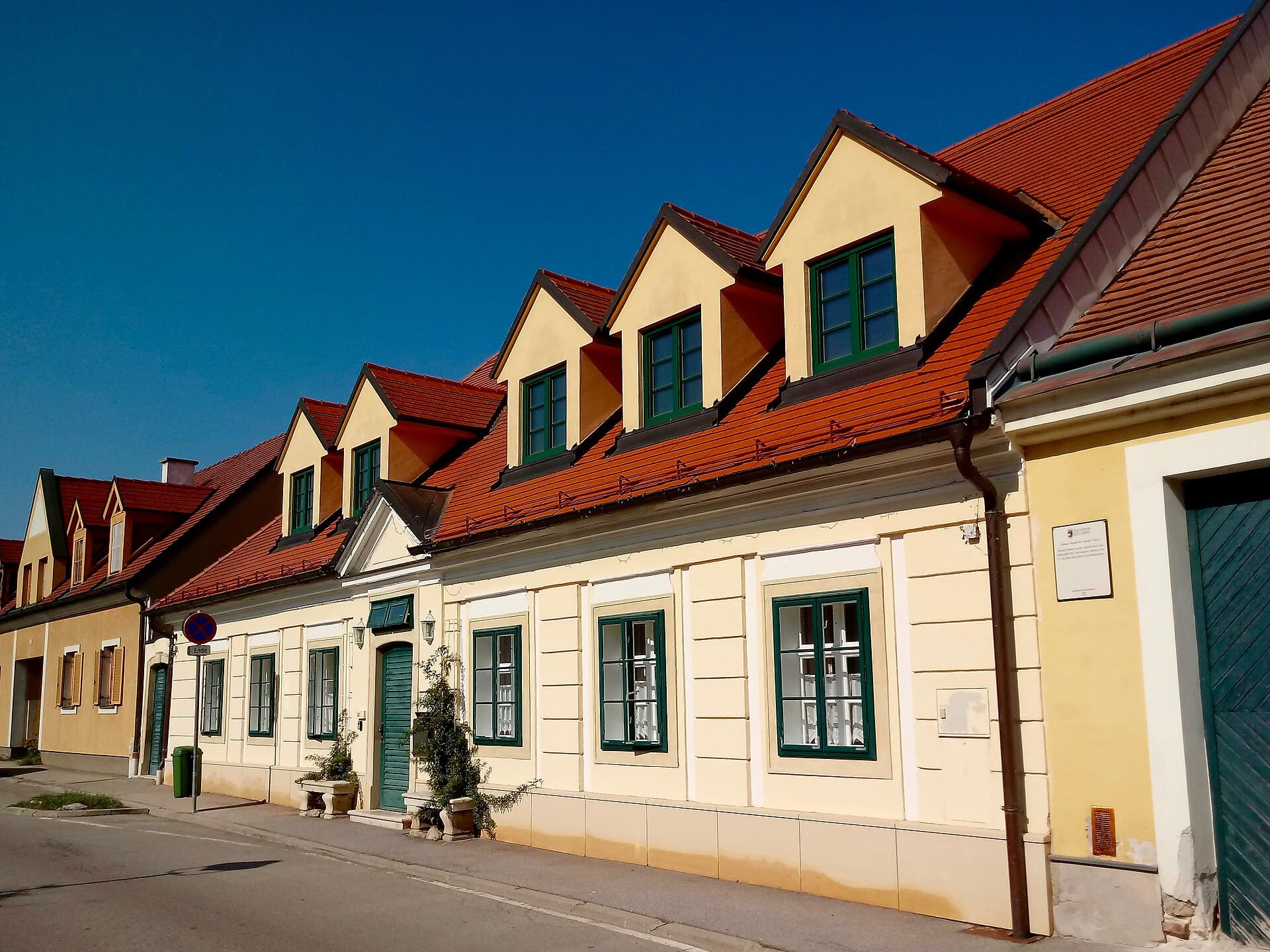 Pension Falknerhaus, Laxenburg (via Wikimedia Commons, CC BY-SA 4.0)