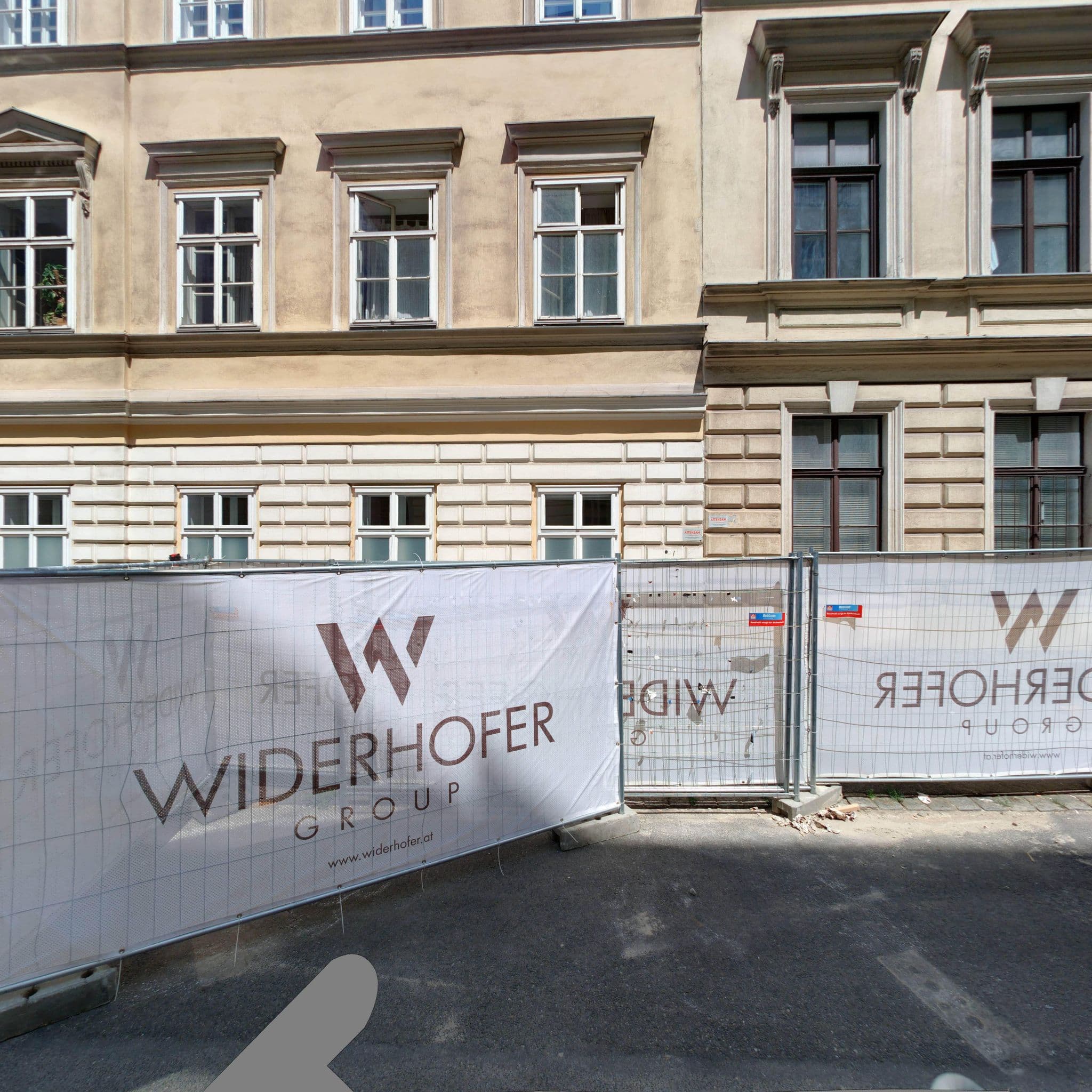 Street view near Vienna Apartment Center, Landstraße — © eliasgander (CC BY-SA · Mapillary)