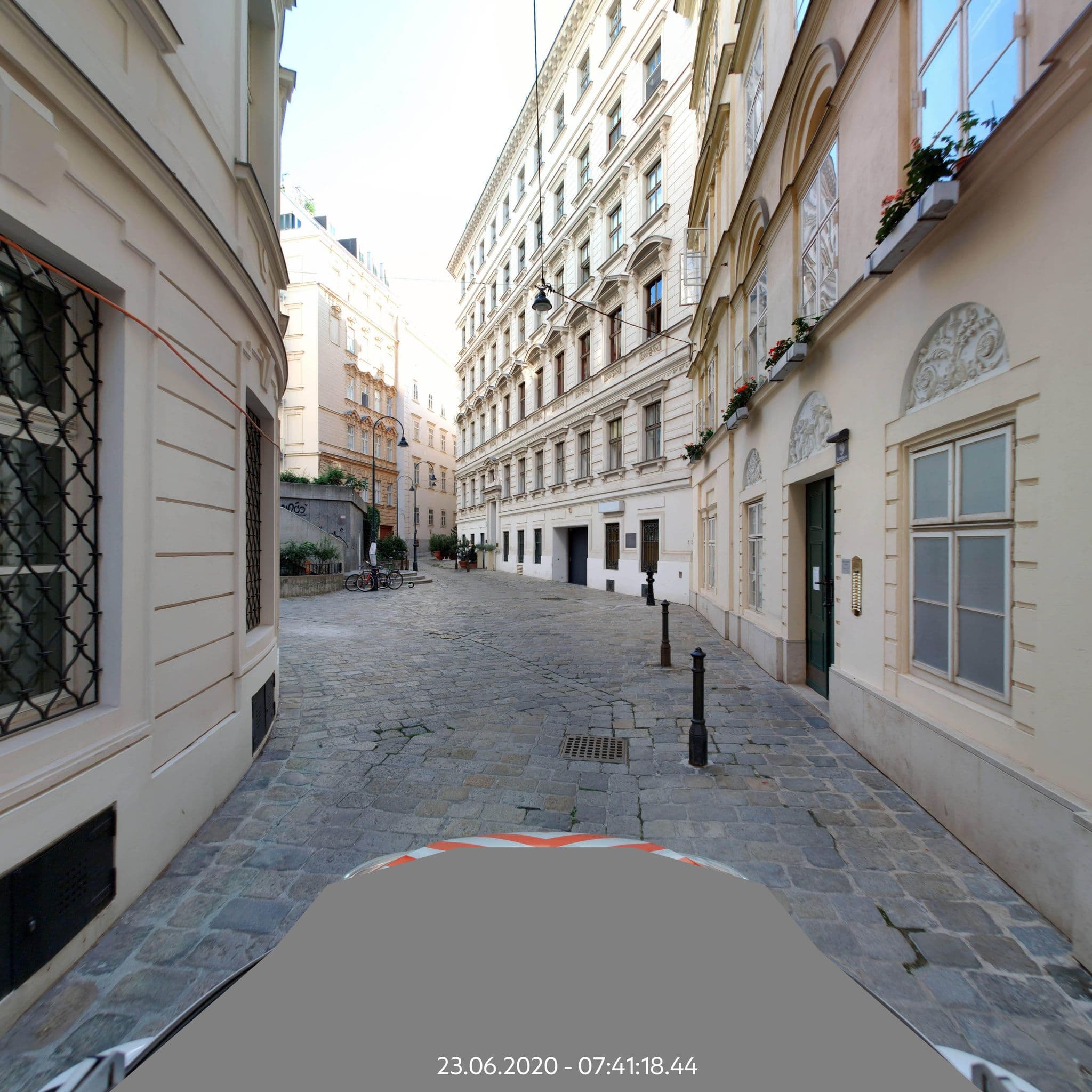 Street view near Villa Kumpf, Vienna — © eliasgander (CC BY-SA · Mapillary)