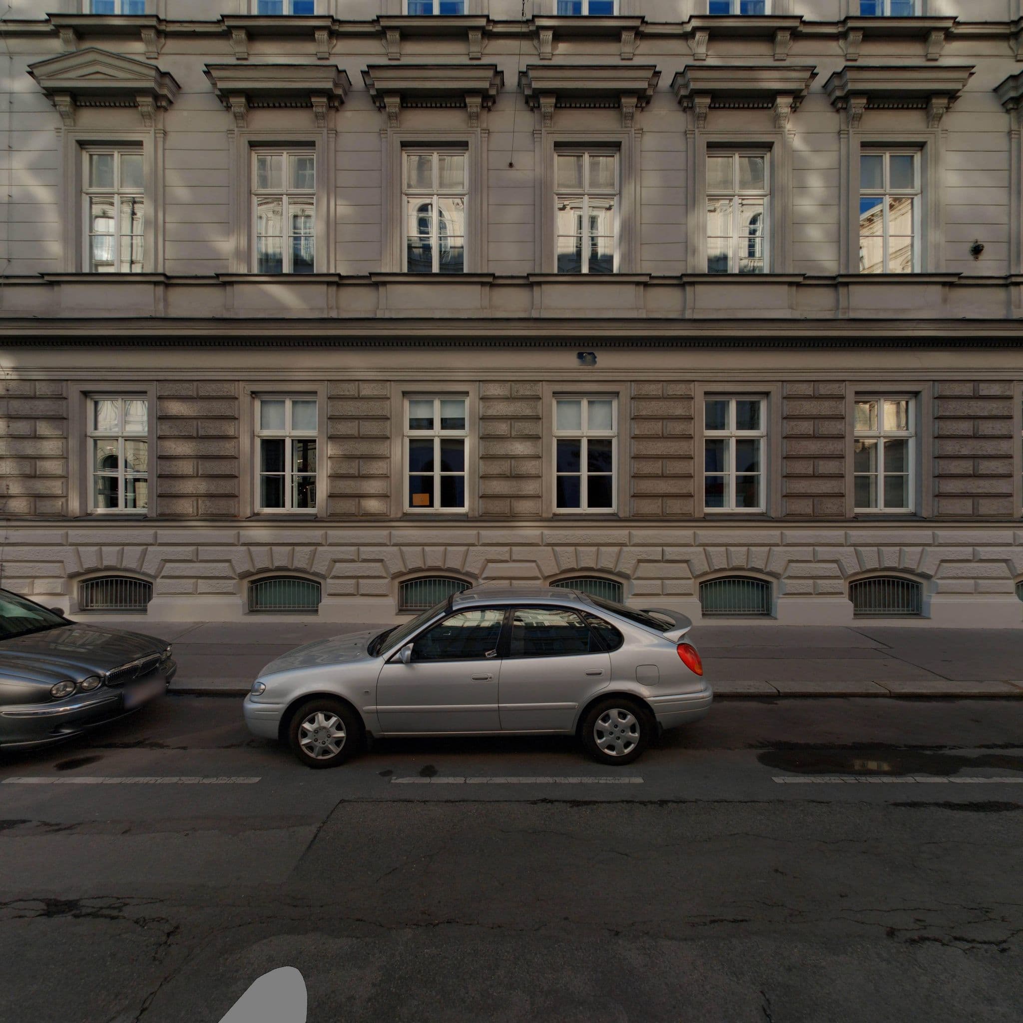 Street view near HeyMi Apartments Opernring, Vienna — © eliasgander (CC BY-SA · Mapillary)