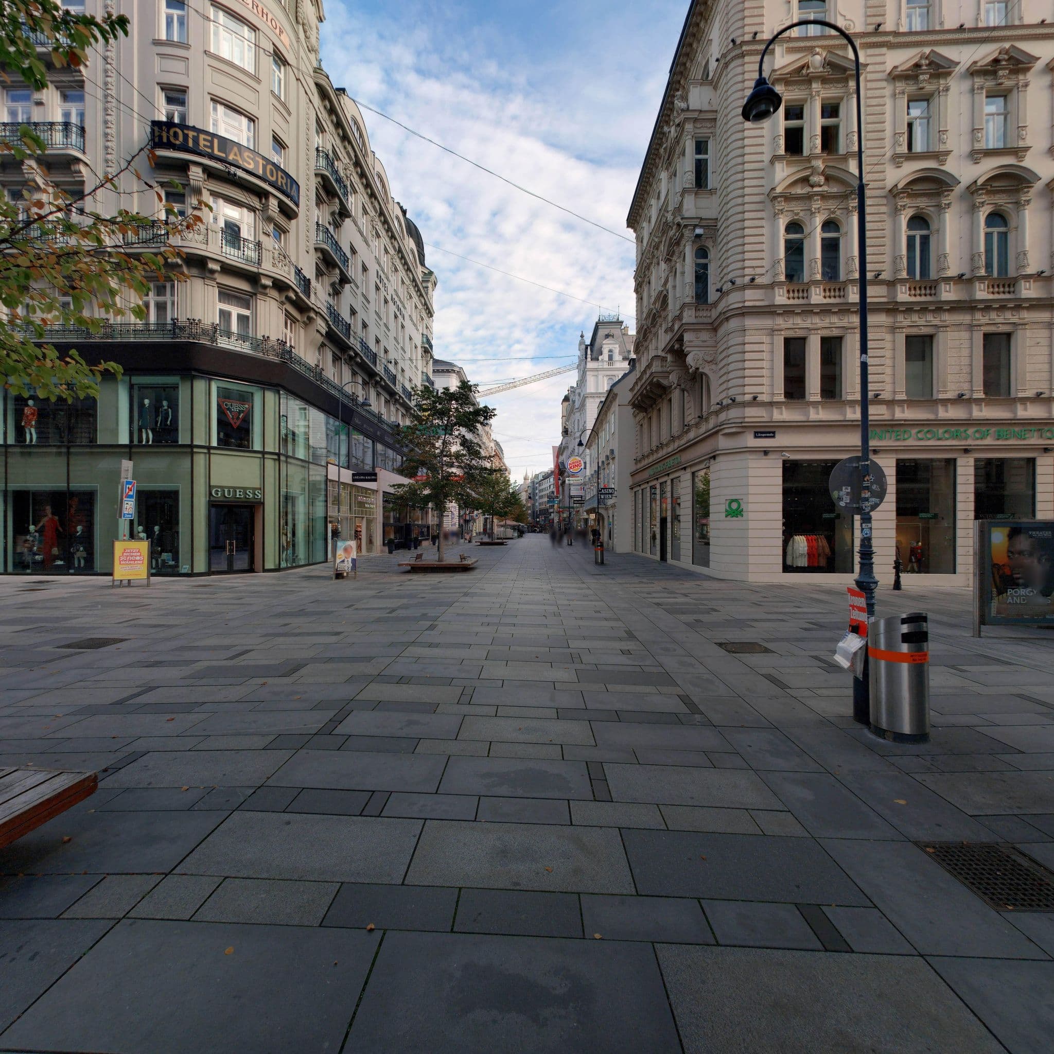 Street view near Hotel Astoria Betriebsgesellschaft m.b.H., Vienna — © eliasgander (CC BY-SA · Mapillary)