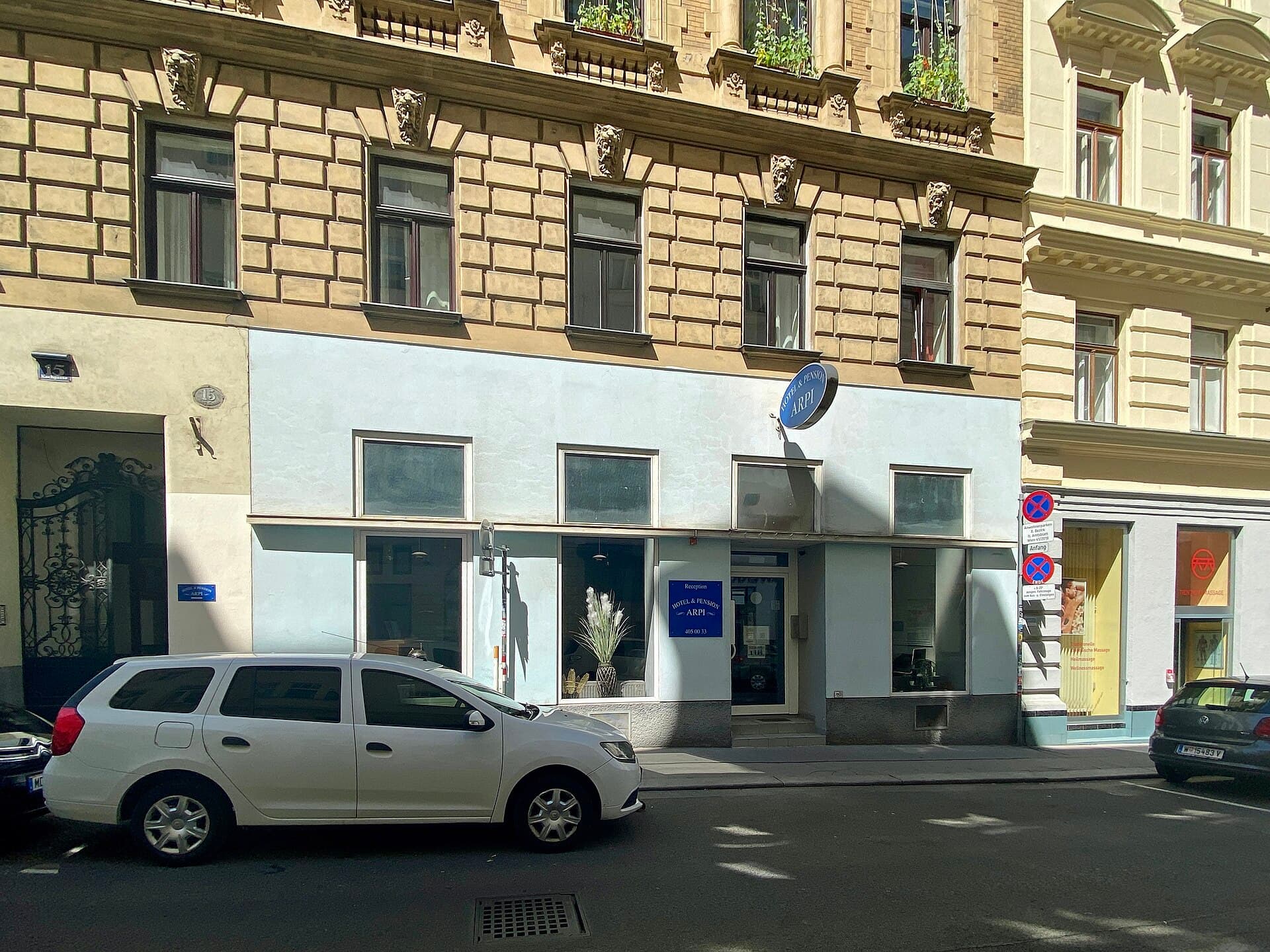 Hotel-Pension ARPI (via Wikimedia Commons, CC BY-SA 4.0)