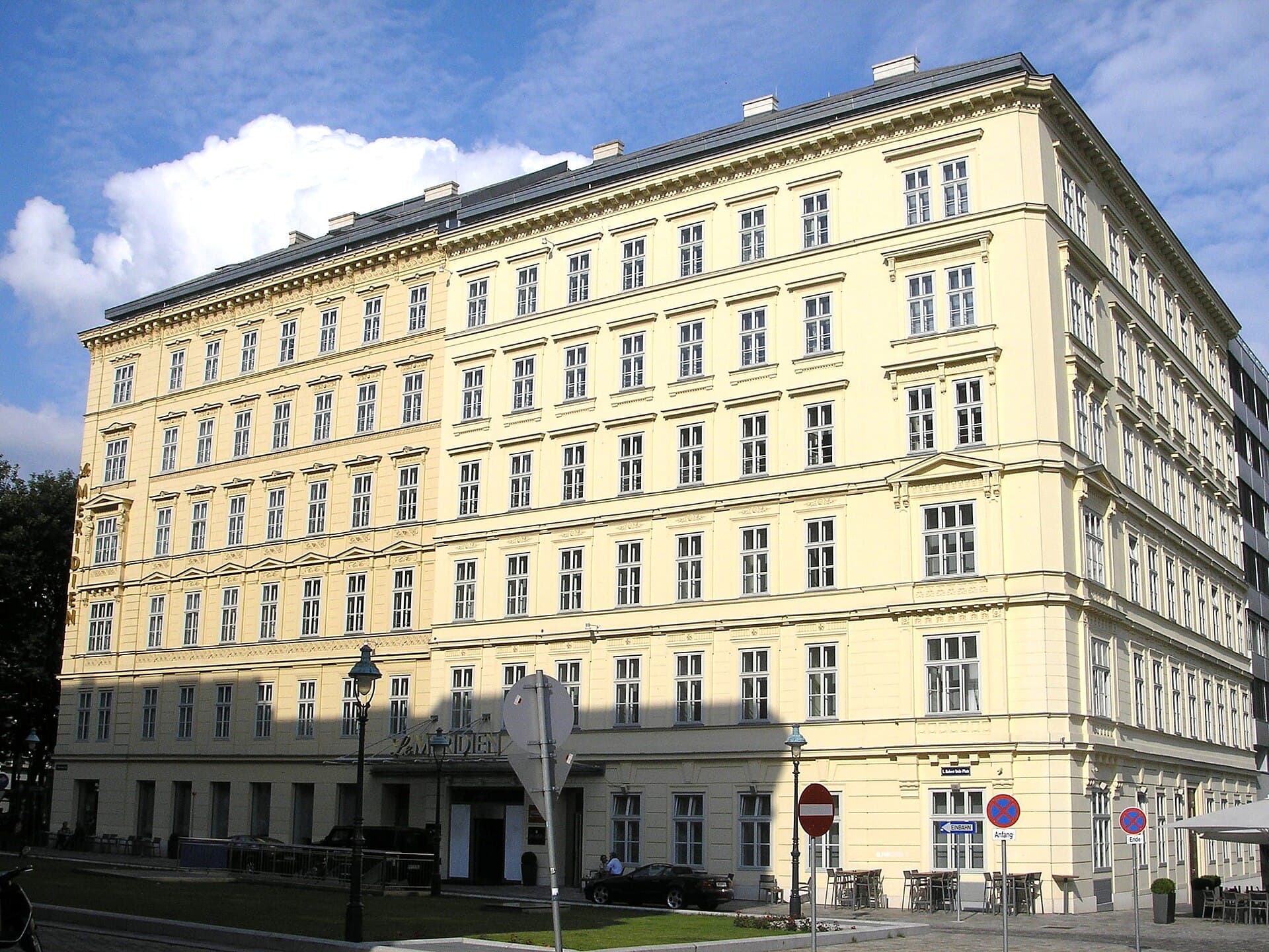 Le Meridien Vienna Club Floor (via Wikimedia Commons, CC BY 2.5)