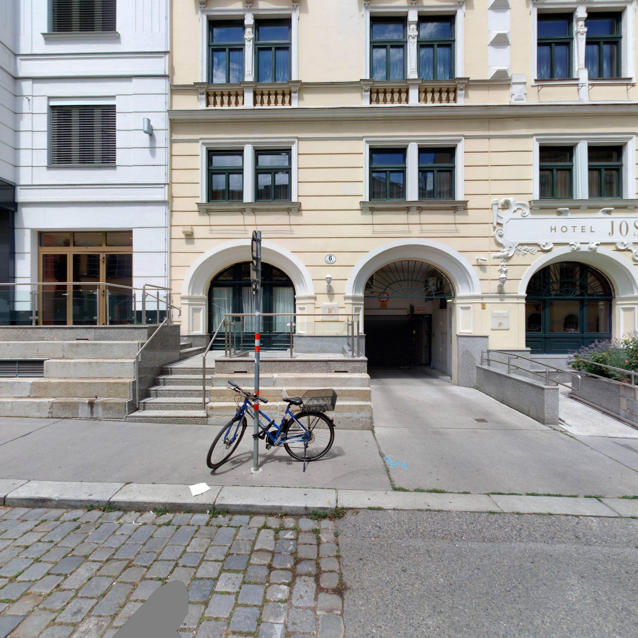 Street view near Josefshof, Josefstadt — © eliasgander (CC BY-SA · Mapillary)