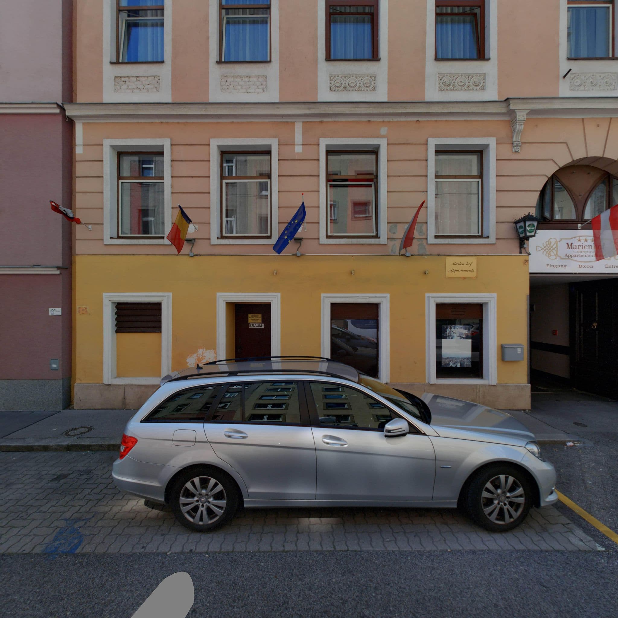 Street view near Apartment Hotel Marien-Hof, Brigittenau — © eliasgander (CC BY-SA · Mapillary)