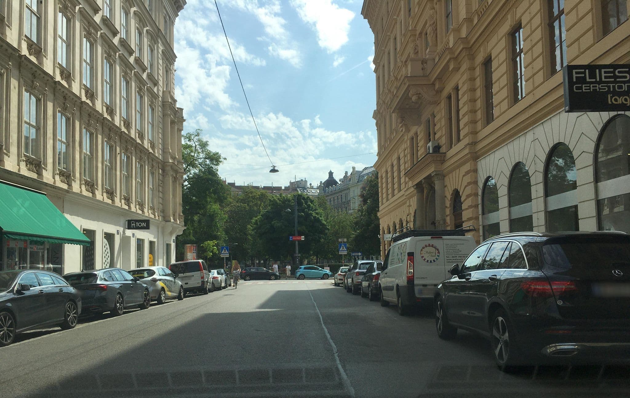 Street view near HSF Hotelbetriebs GmbH, Innere Stadt — © istefanos (CC BY-SA · Mapillary)