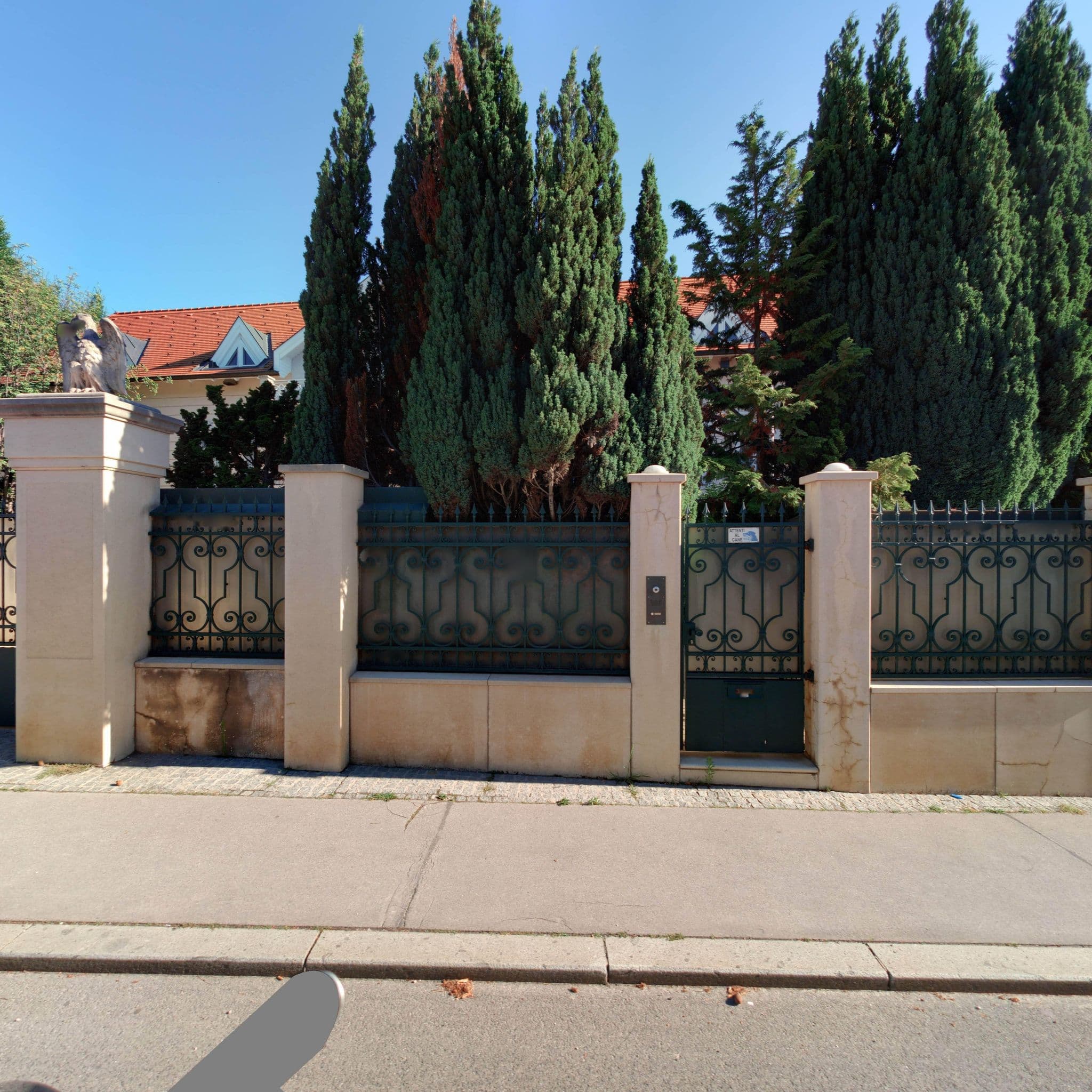 Street view near Jade China Restaurant, Döbling — © eliasgander (CC BY-SA · Mapillary)