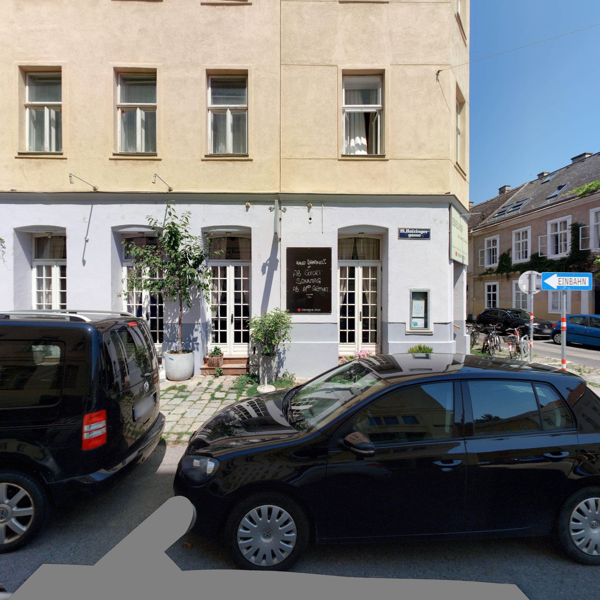 Street view near Leuhusen Design Apartment Edelhofgasse, Währing — © eliasgander (CC BY-SA · Mapillary)