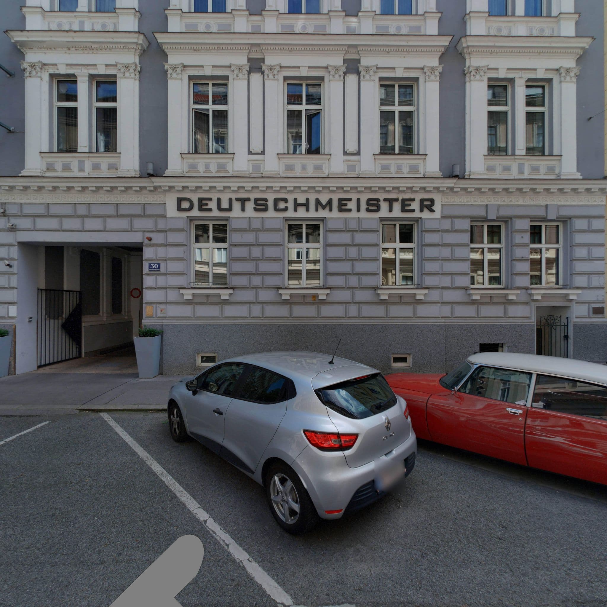 Street view near BEWO Hotelbetriebs- gesellschaft, Alsergrund — © eliasgander (CC BY-SA · Mapillary)