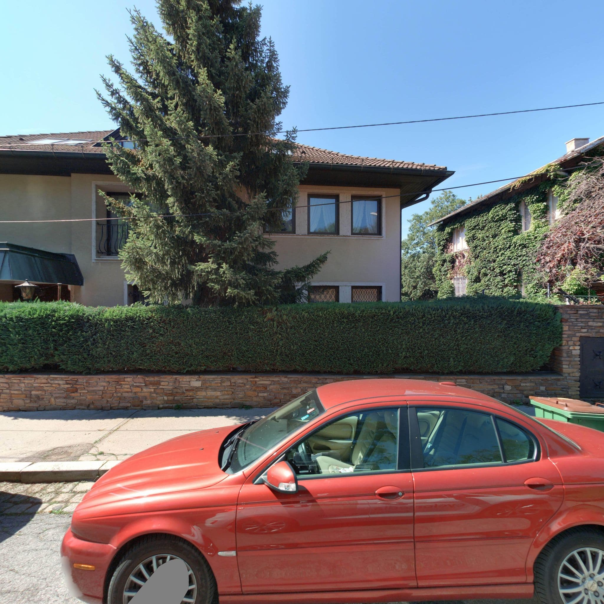Street view near COOEE alpin Holding GmbH, Döbling — © eliasgander (CC BY-SA · Mapillary)
