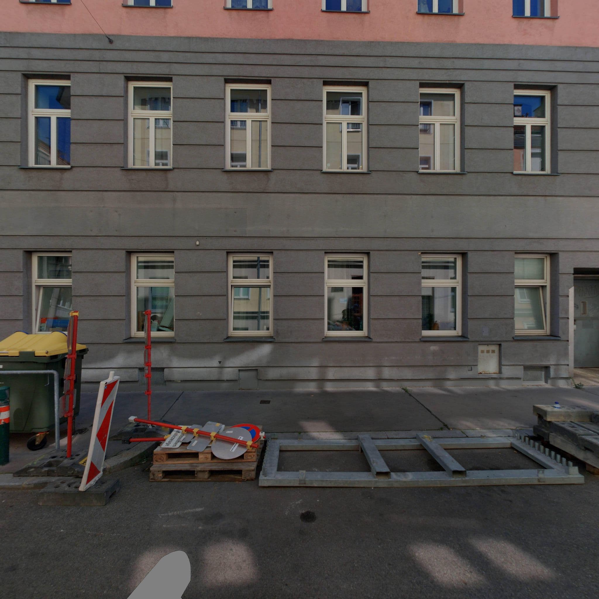 Street view near Vienna Kreuz Appartments, Währing — © eliasgander (CC BY-SA · Mapillary)