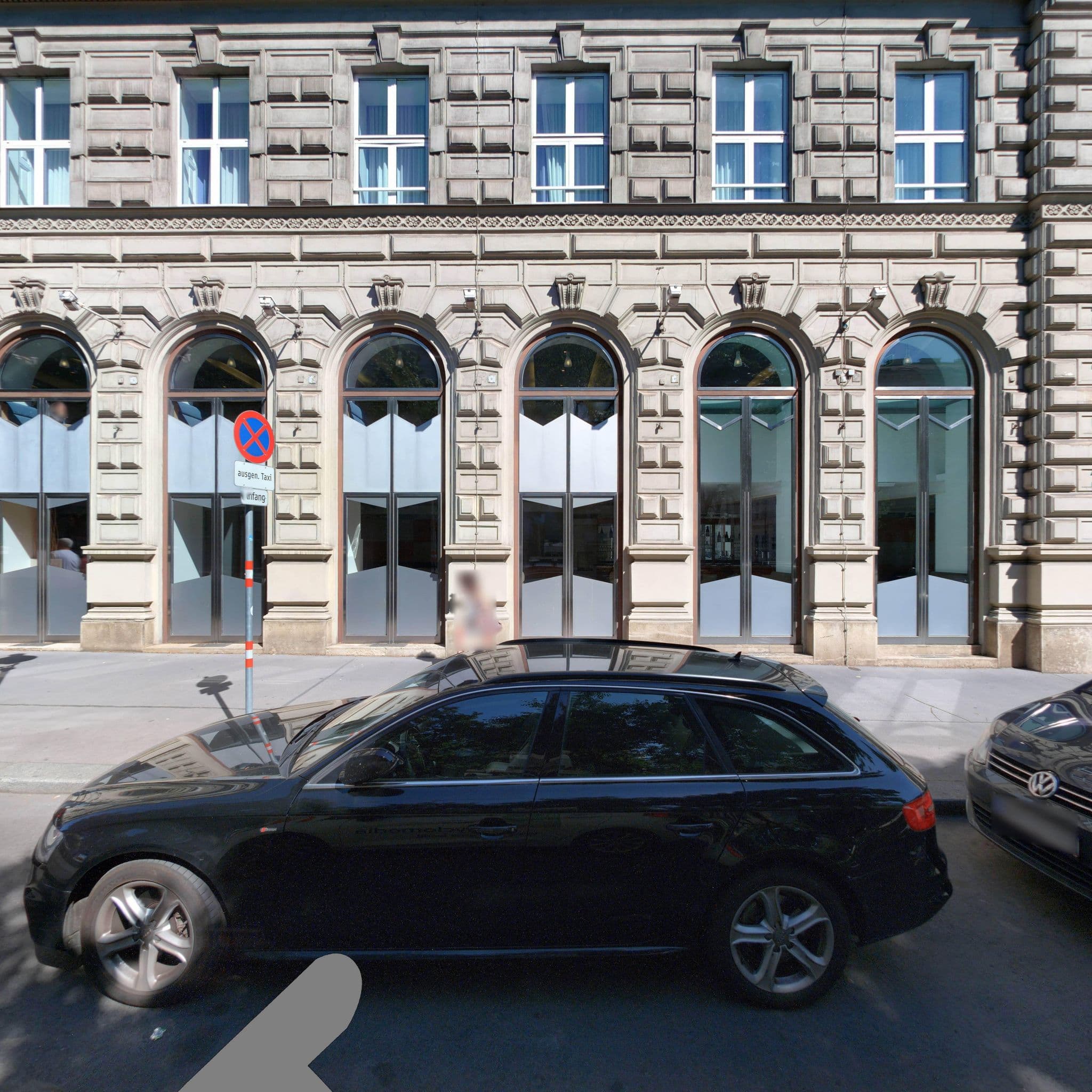 Street view near Room 525, Innere Stadt — © eliasgander (CC BY-SA · Mapillary)