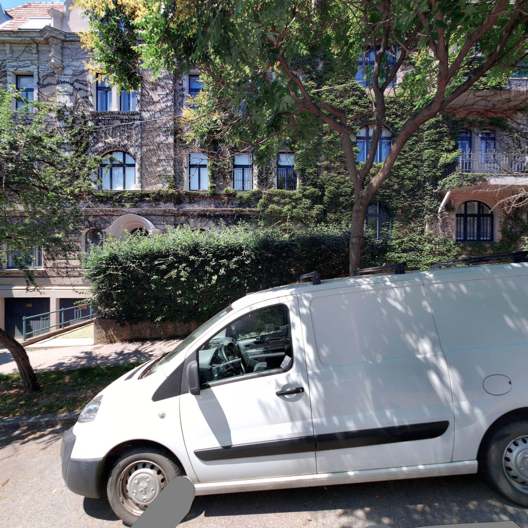 Street view near KGS Catering GmbH, Döbling — © eliasgander (CC BY-SA · Mapillary)