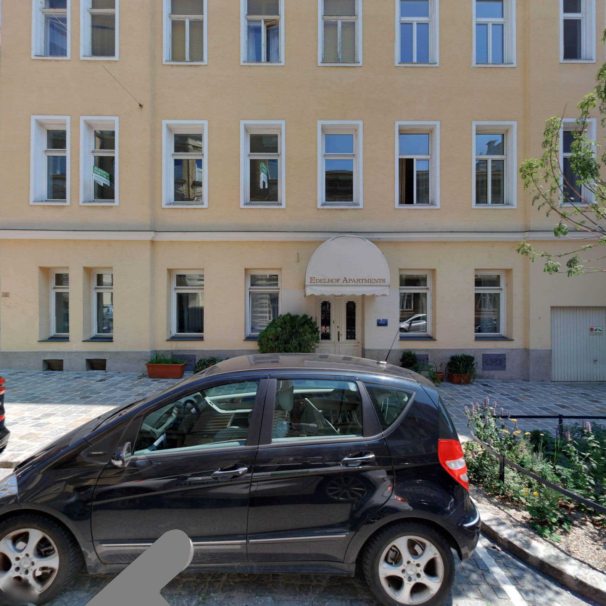 Street view near Appartements Edelhof Familie Wratschko, Währing — © eliasgander (CC BY-SA · Mapillary)
