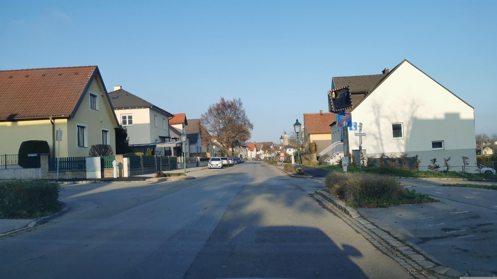 Street view near NÖ Landes-Jugendheim Korneuburg, Leobendorf — © hlfan (CC BY-SA · Mapillary)