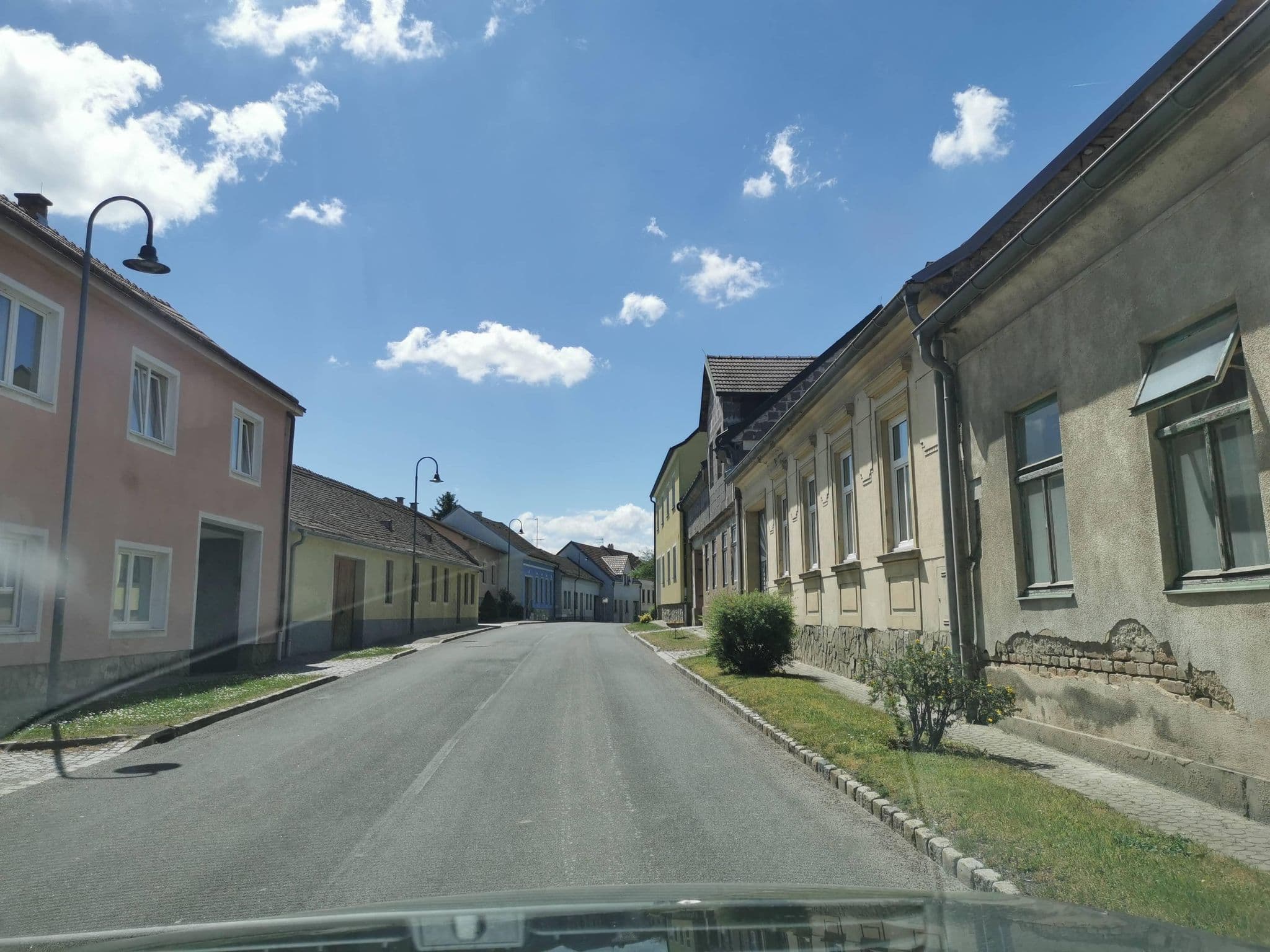 Street view near Pension Viktoria, Göllersdorf — © hlfan (CC BY-SA · Mapillary)