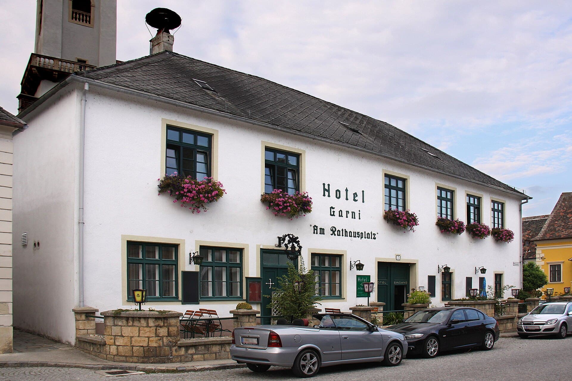 Am Rathausplatz Hotel (via Wikimedia Commons, CC BY-SA 3.0)