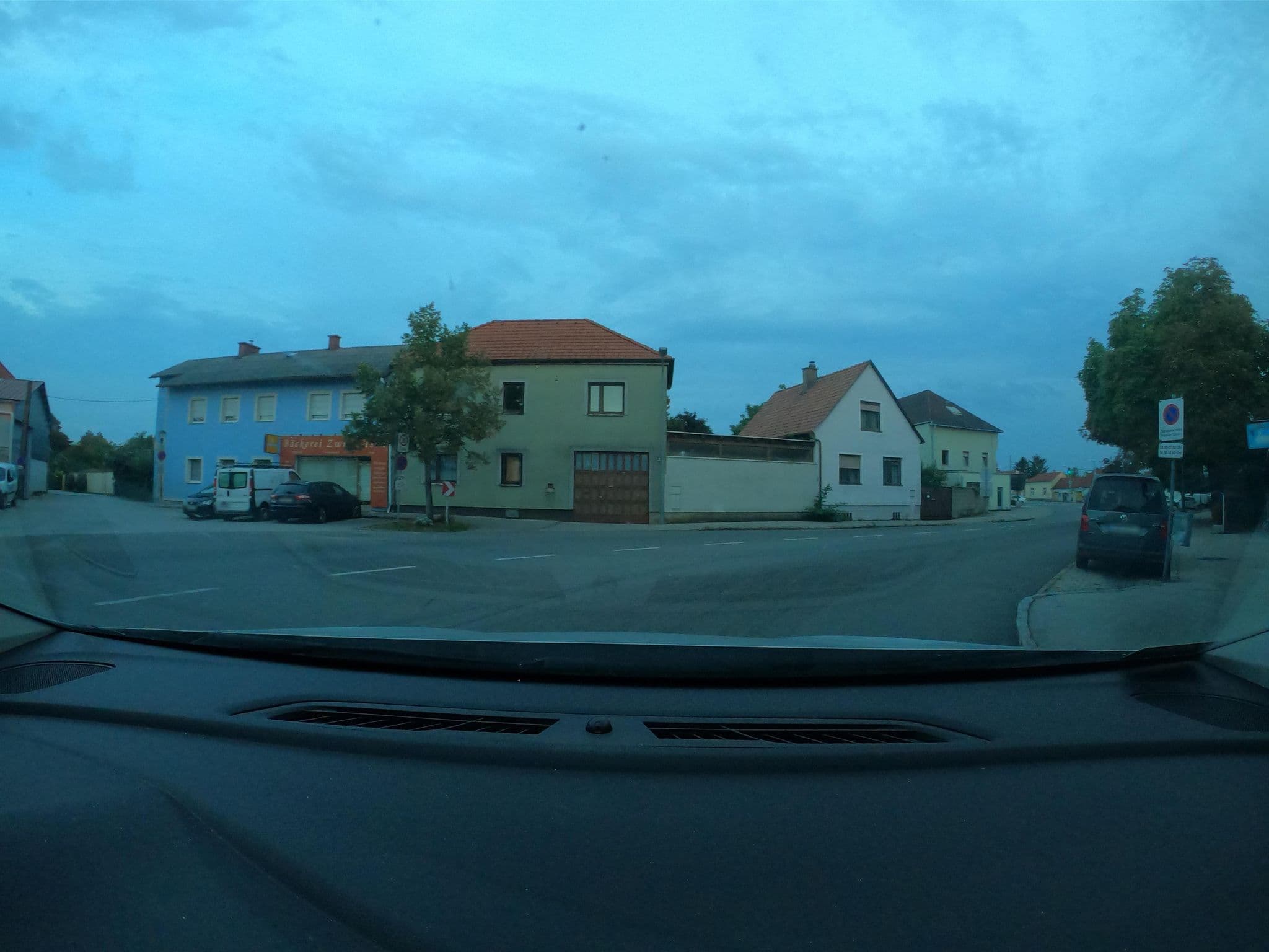 Street view near Gasthaus zum Weissen Schwan, Ebreichsdorf — © vst (CC BY-SA · Mapillary)