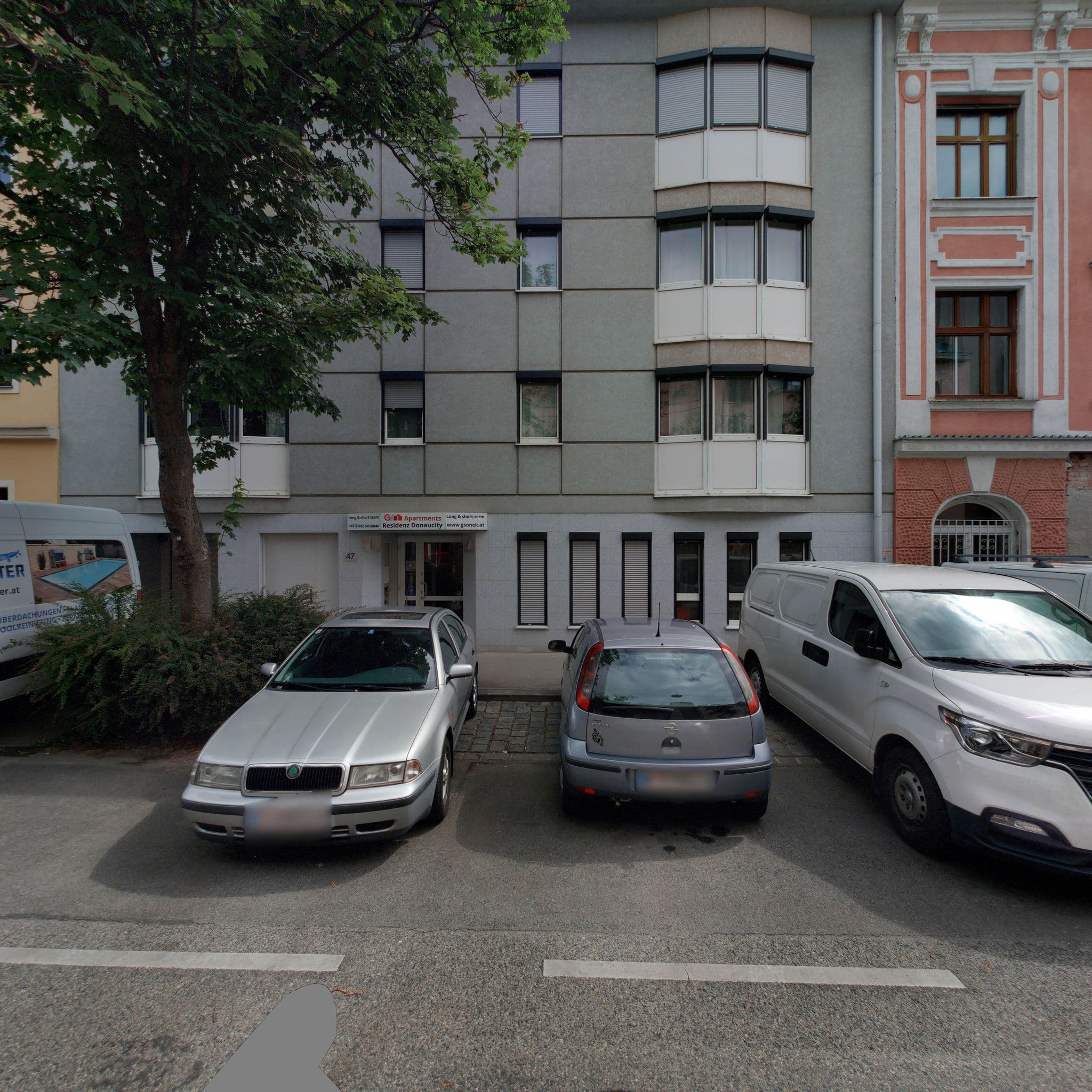 Street view near Donaucity Residenz Das Appartment-Hotel bei der UNO-City, Floridsdorf — © eliasgander (CC BY-SA · Mapillary)