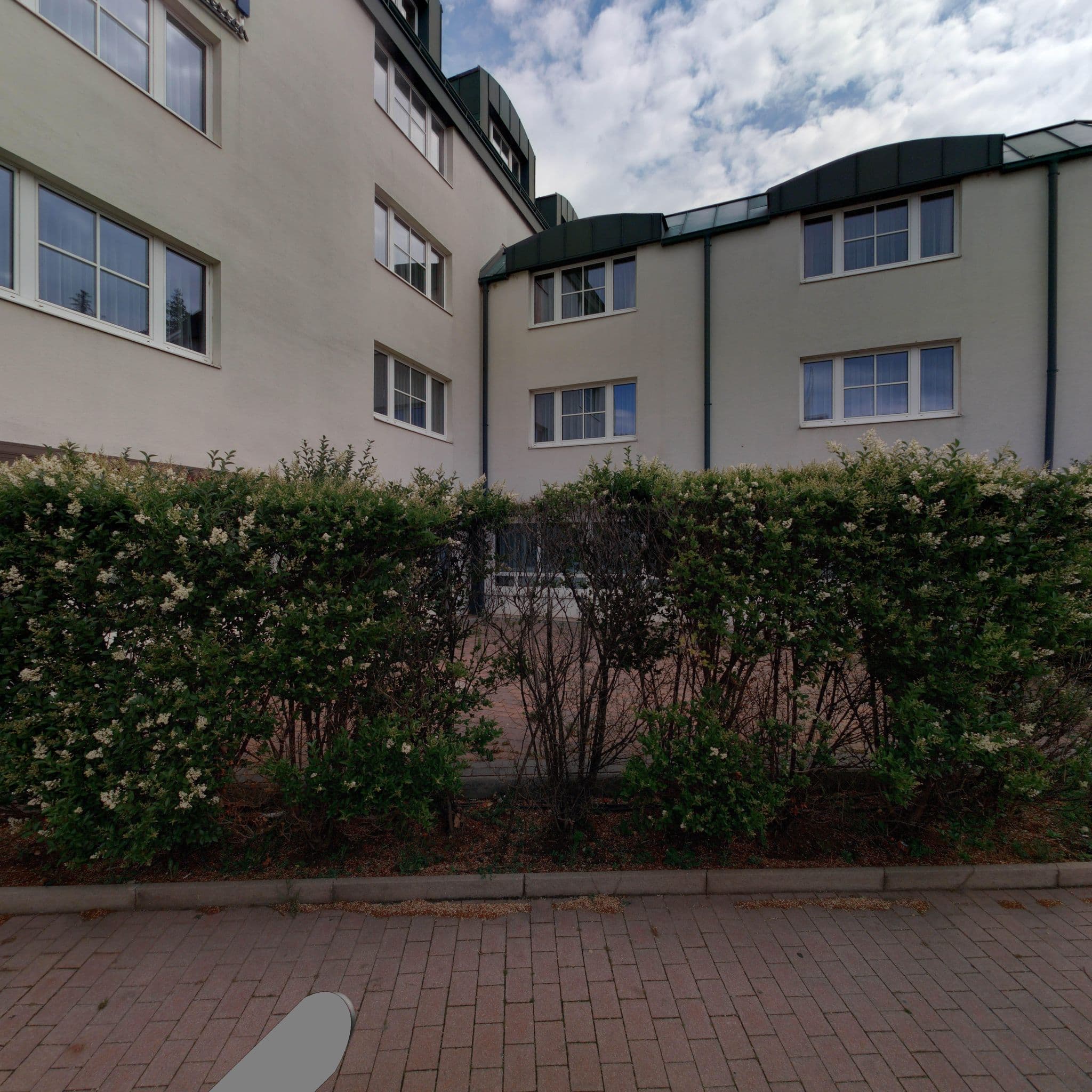 Street view near Country Inn & Suites, Floridsdorf — © eliasgander (CC BY-SA · Mapillary)