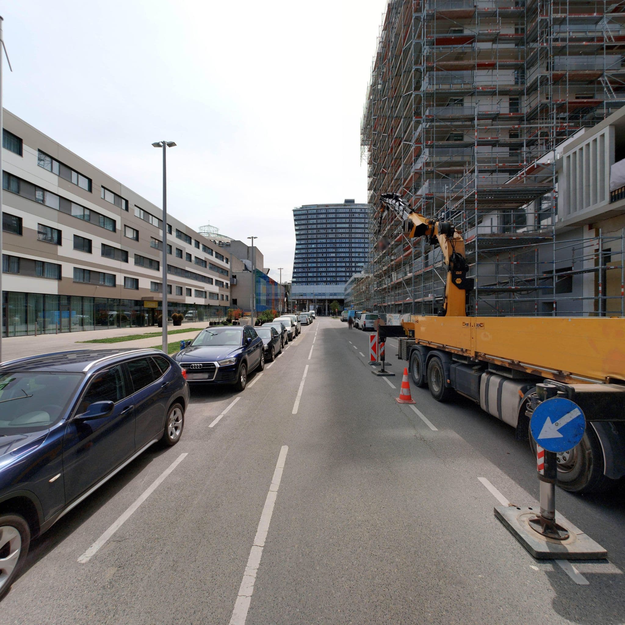 Street view near PMS Hotelbesitz GmbH, Simmering — © eliasgander (CC BY-SA · Mapillary)