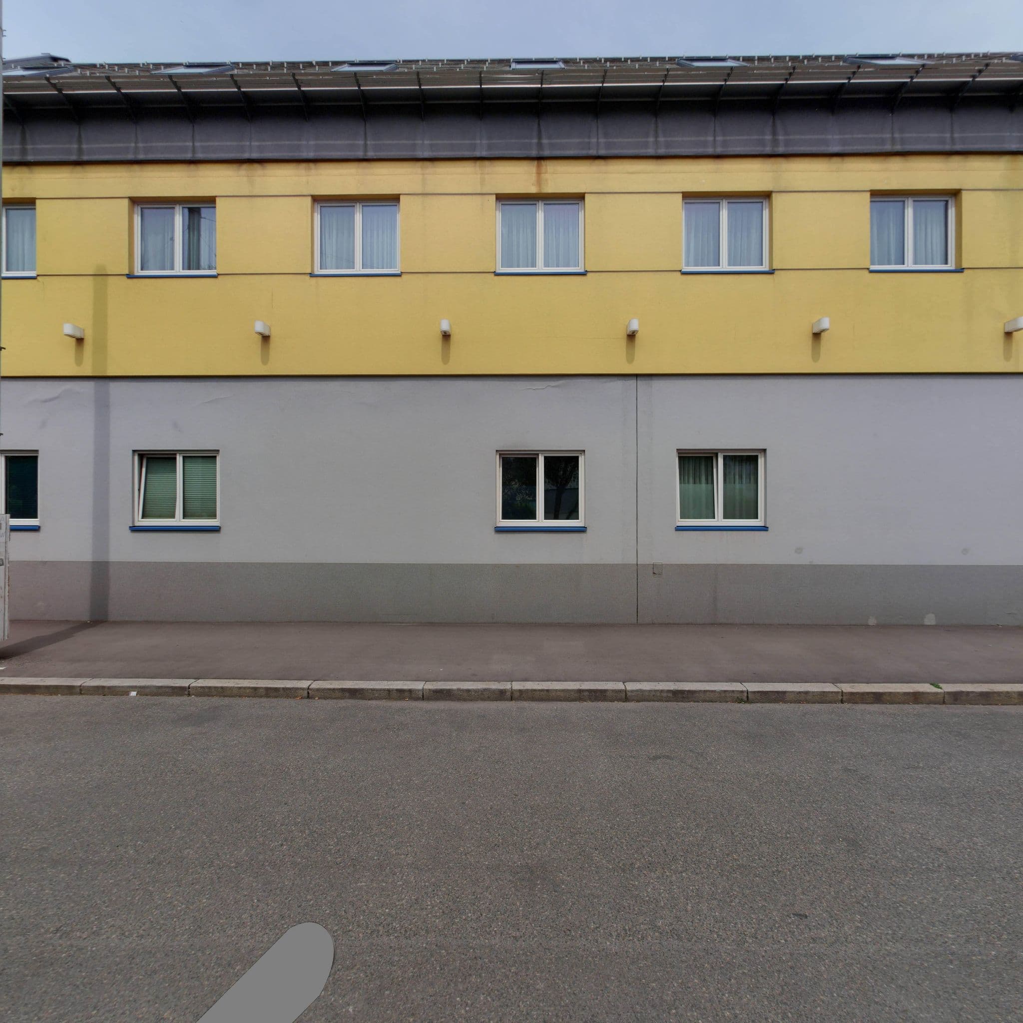 Street view near Sportanlagenvermietungsgesellschaft m.b.H., Landstraße — © eliasgander (CC BY-SA · Mapillary)