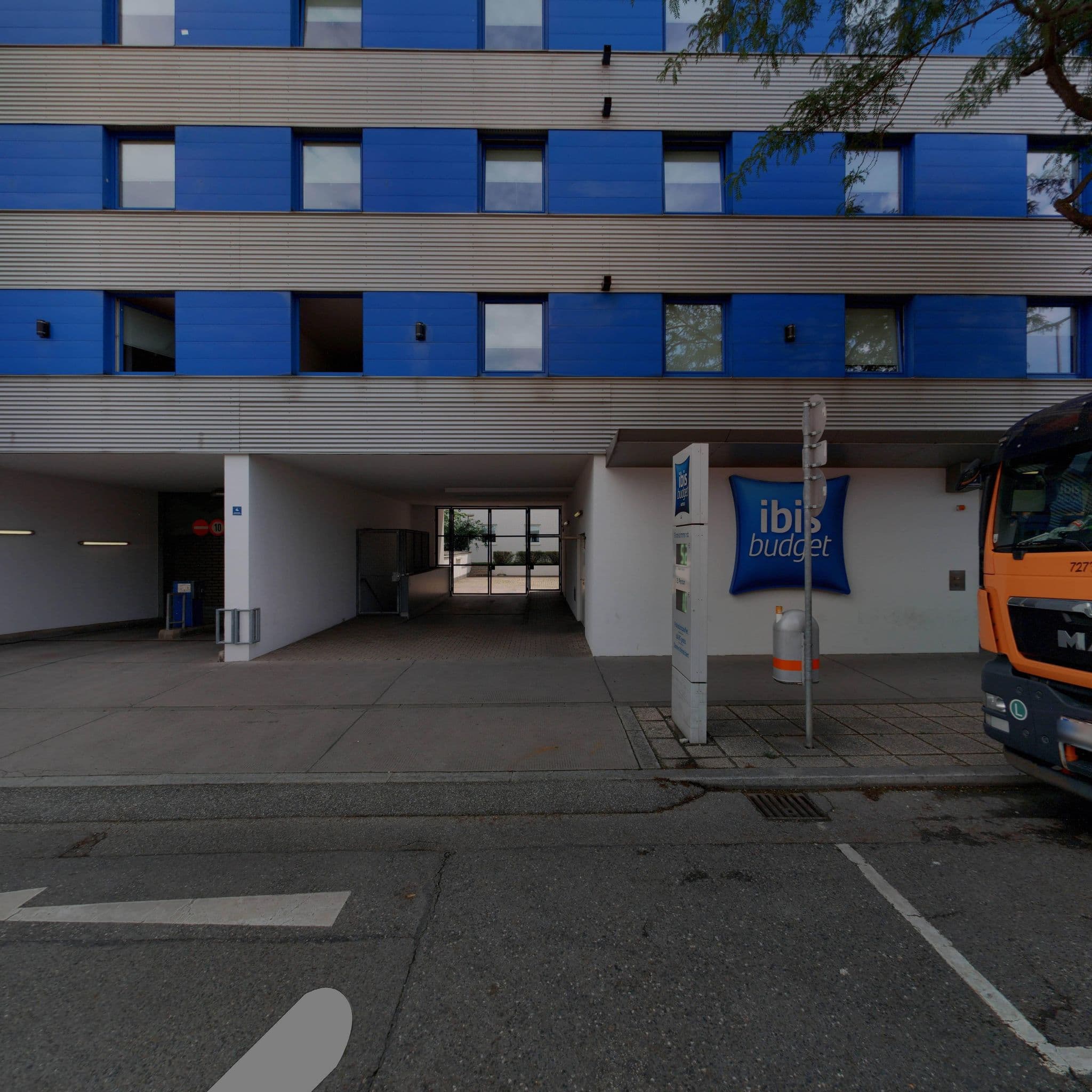 Street view near Etap Hotel, Simmering — © eliasgander (CC BY-SA · Mapillary)