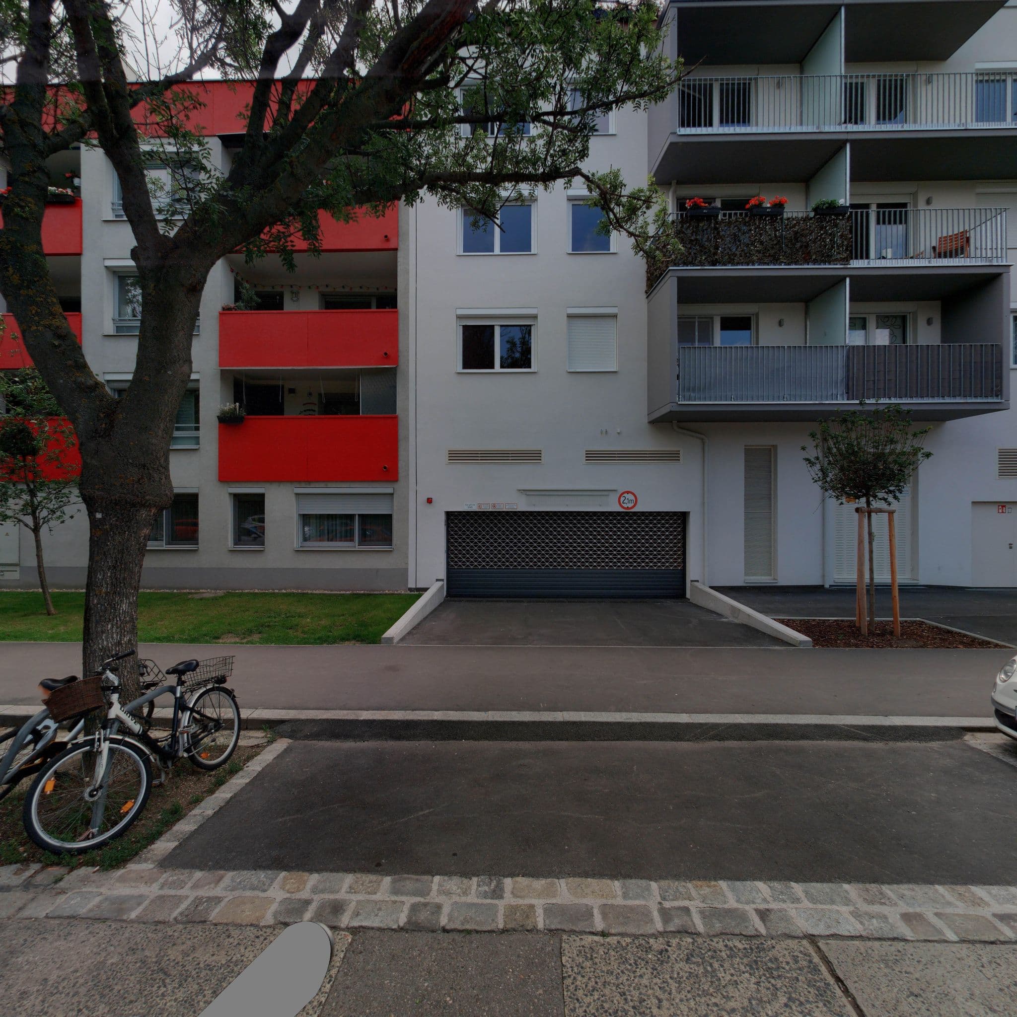 Street view near JFS Service GmbH, Donaustadt — © eliasgander (CC BY-SA · Mapillary)