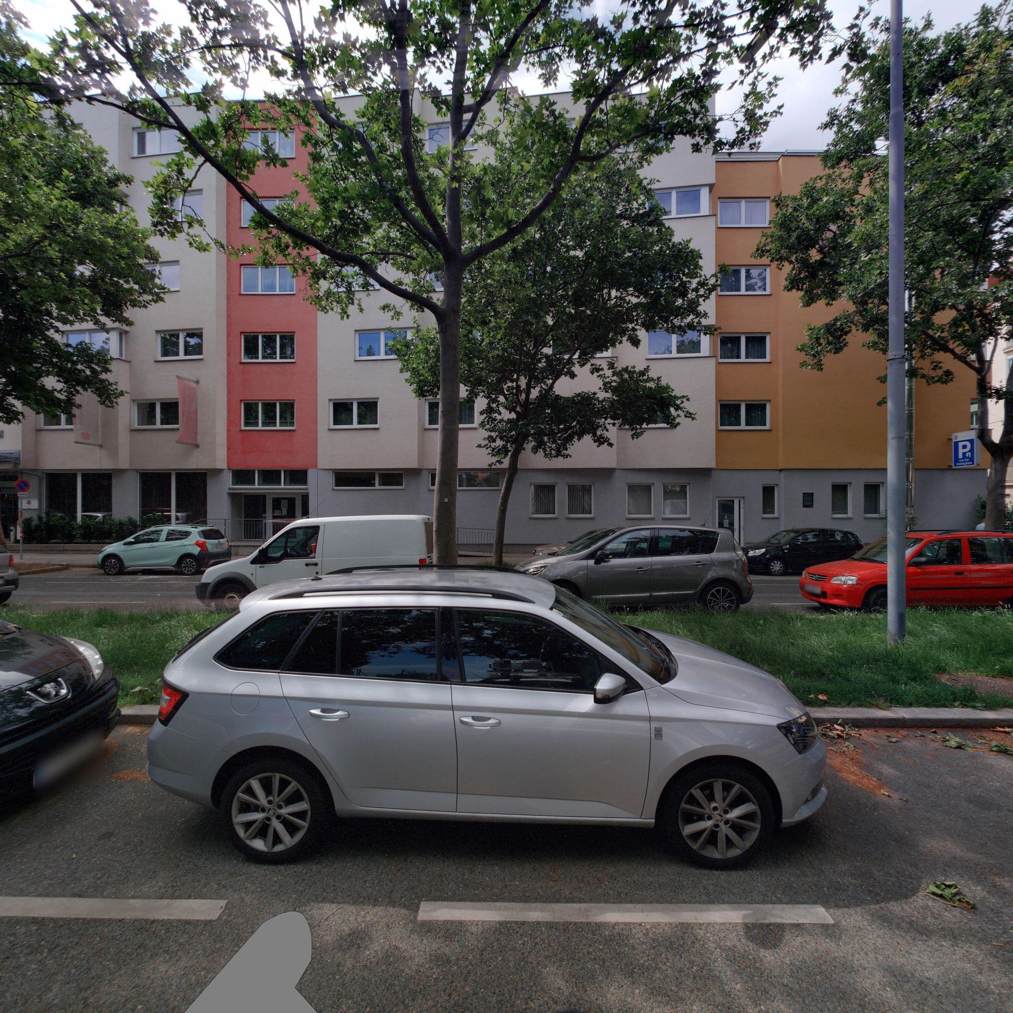 Street view near Fourside Hotel & Suites, Floridsdorf — © eliasgander (CC BY-SA · Mapillary)