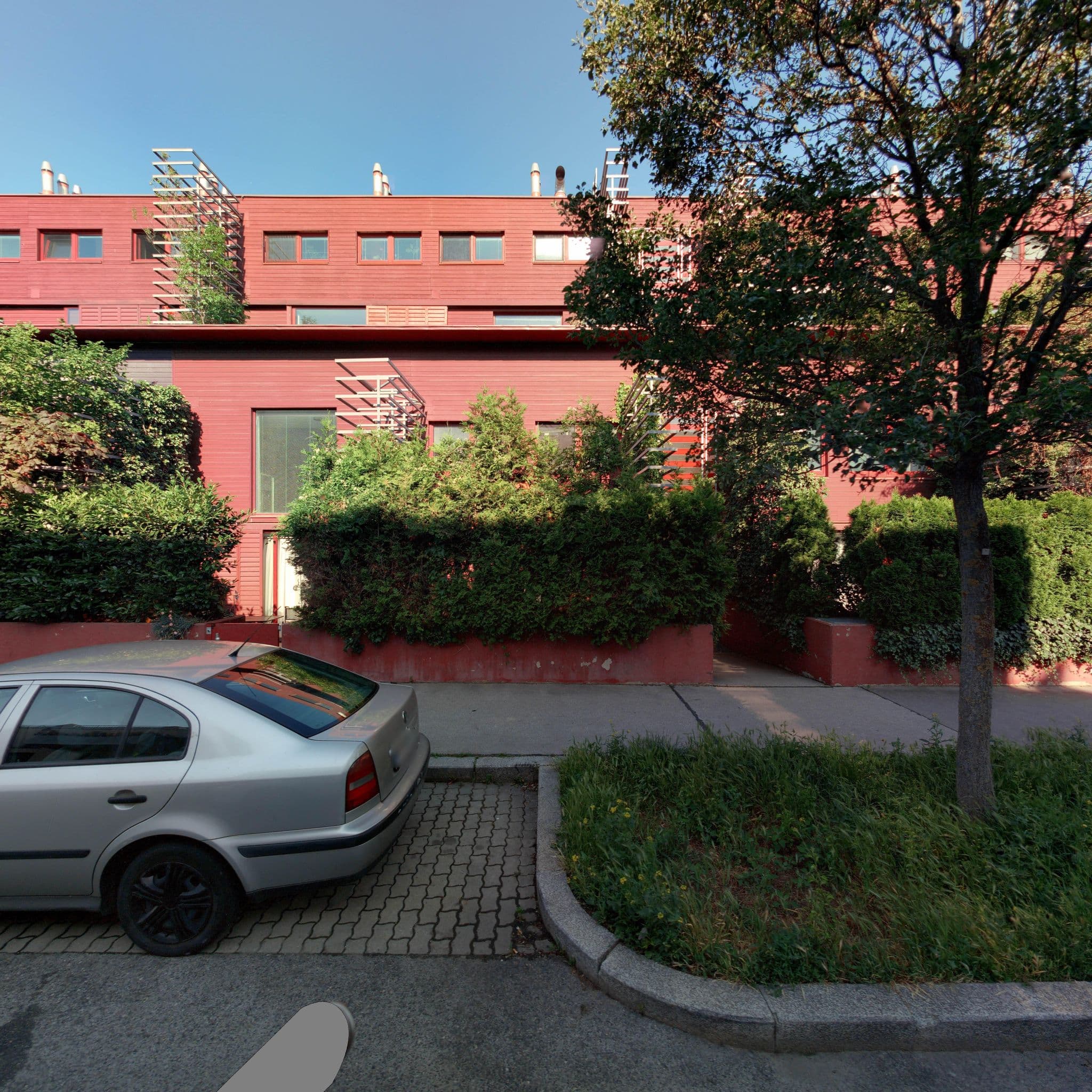 Street view near Dipl.Ing. Simic Elvira E.U., Floridsdorf — © eliasgander (CC BY-SA · Mapillary)