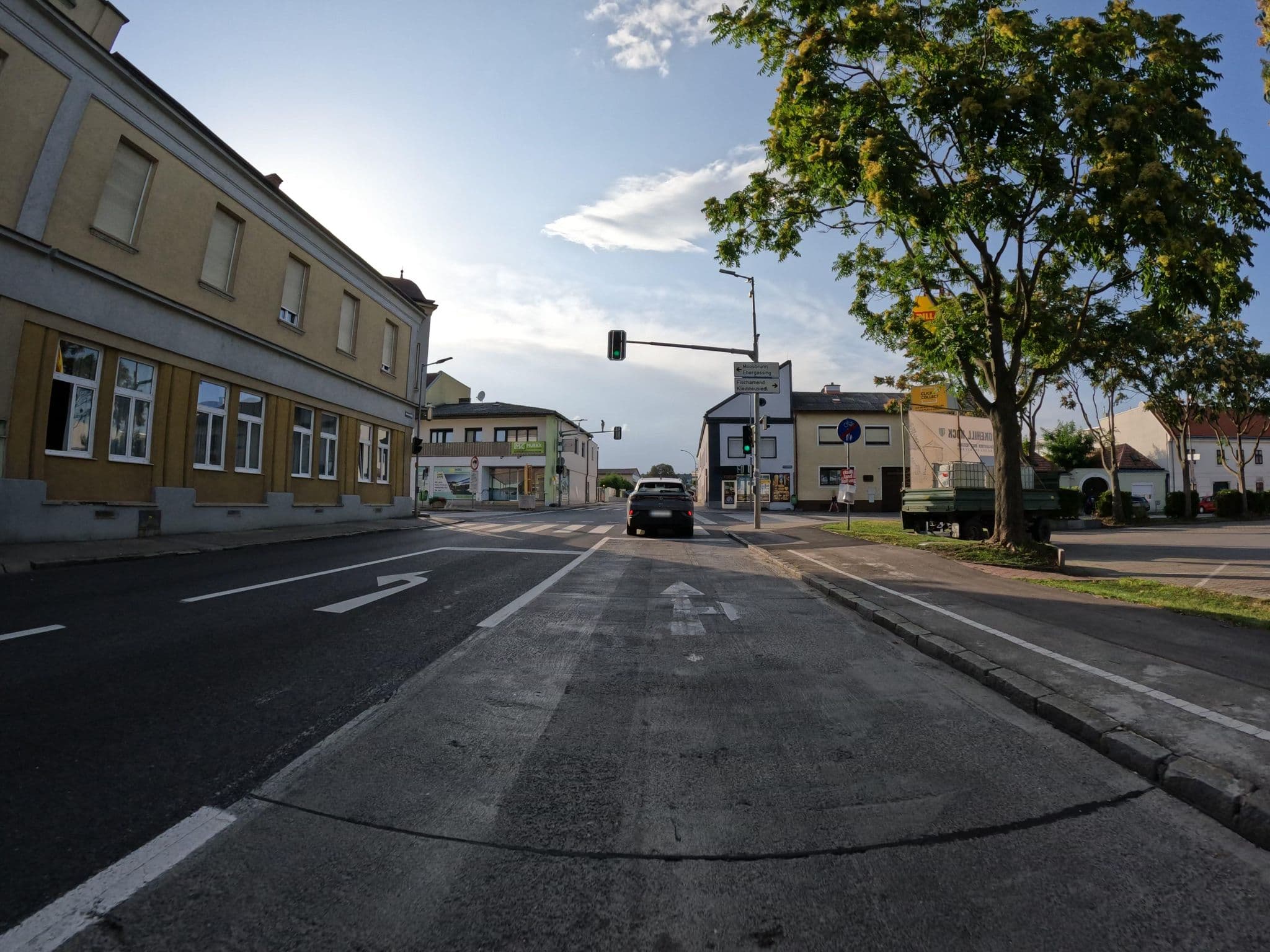 Street view near Wolfgang Wehofer, Schwadorf — © erias (CC BY-SA · Mapillary)