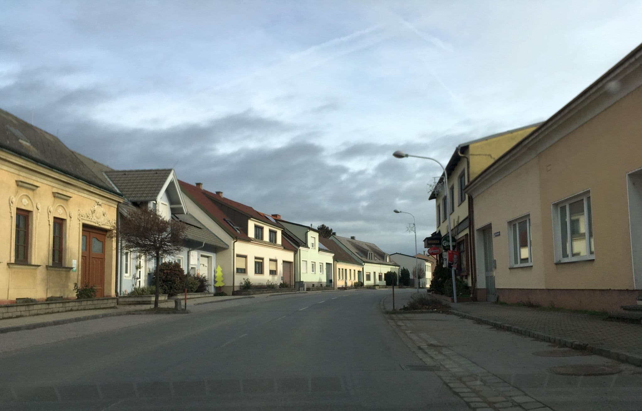 Street view near Dipl.Ing. Günter Kucharovits, Lassee — © istefanos (CC BY-SA · Mapillary)
