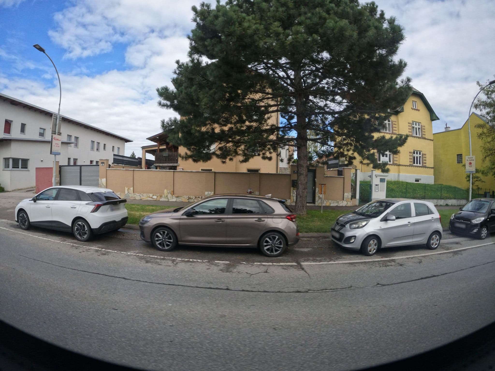 Street view near Airport Hotel Deininger, Fischamend-Markt — © erias (CC BY-SA · Mapillary)