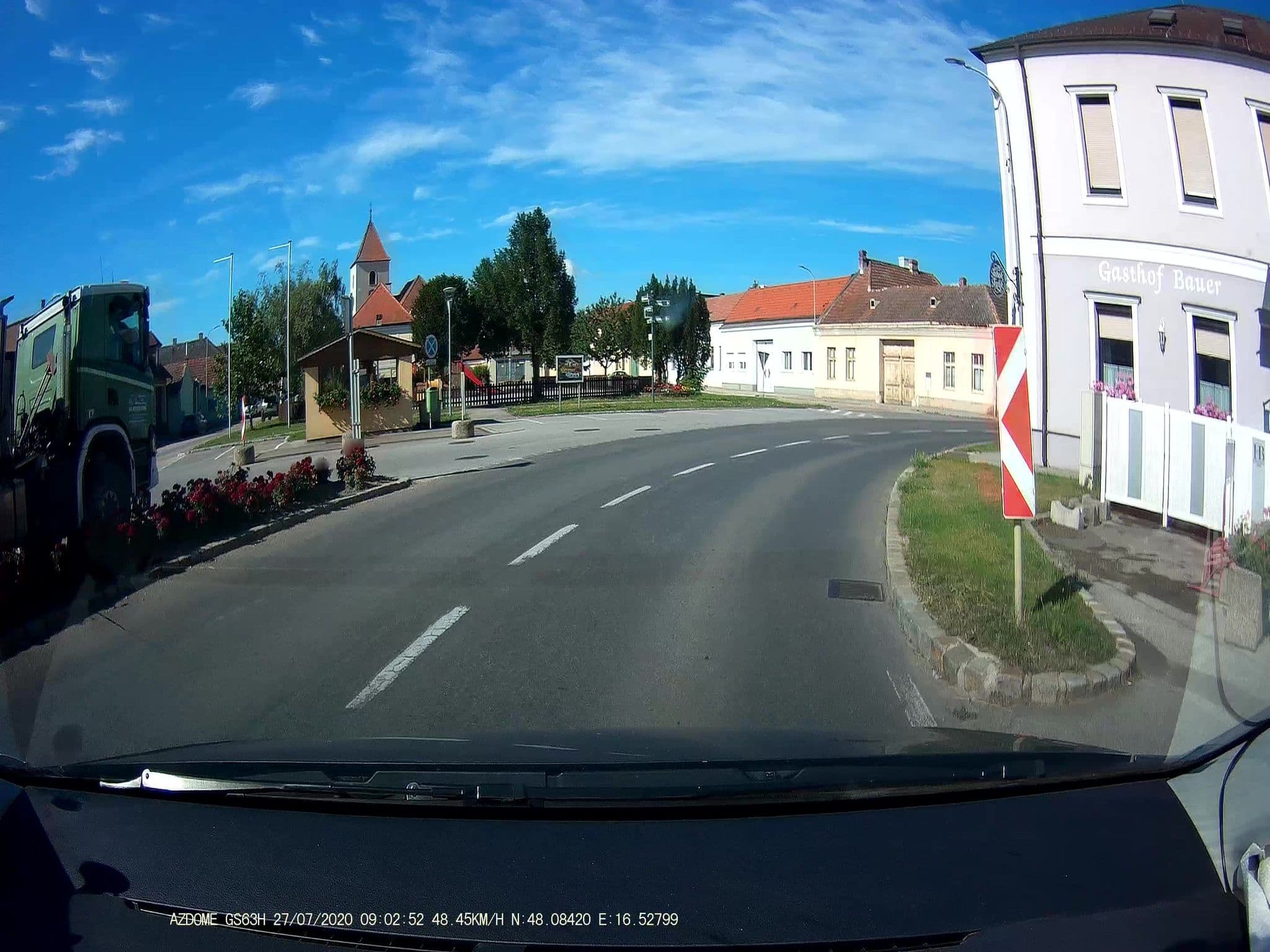 Street view near Hotel Bauer, Schwadorf — © stefan147 (CC BY-SA · Mapillary)
