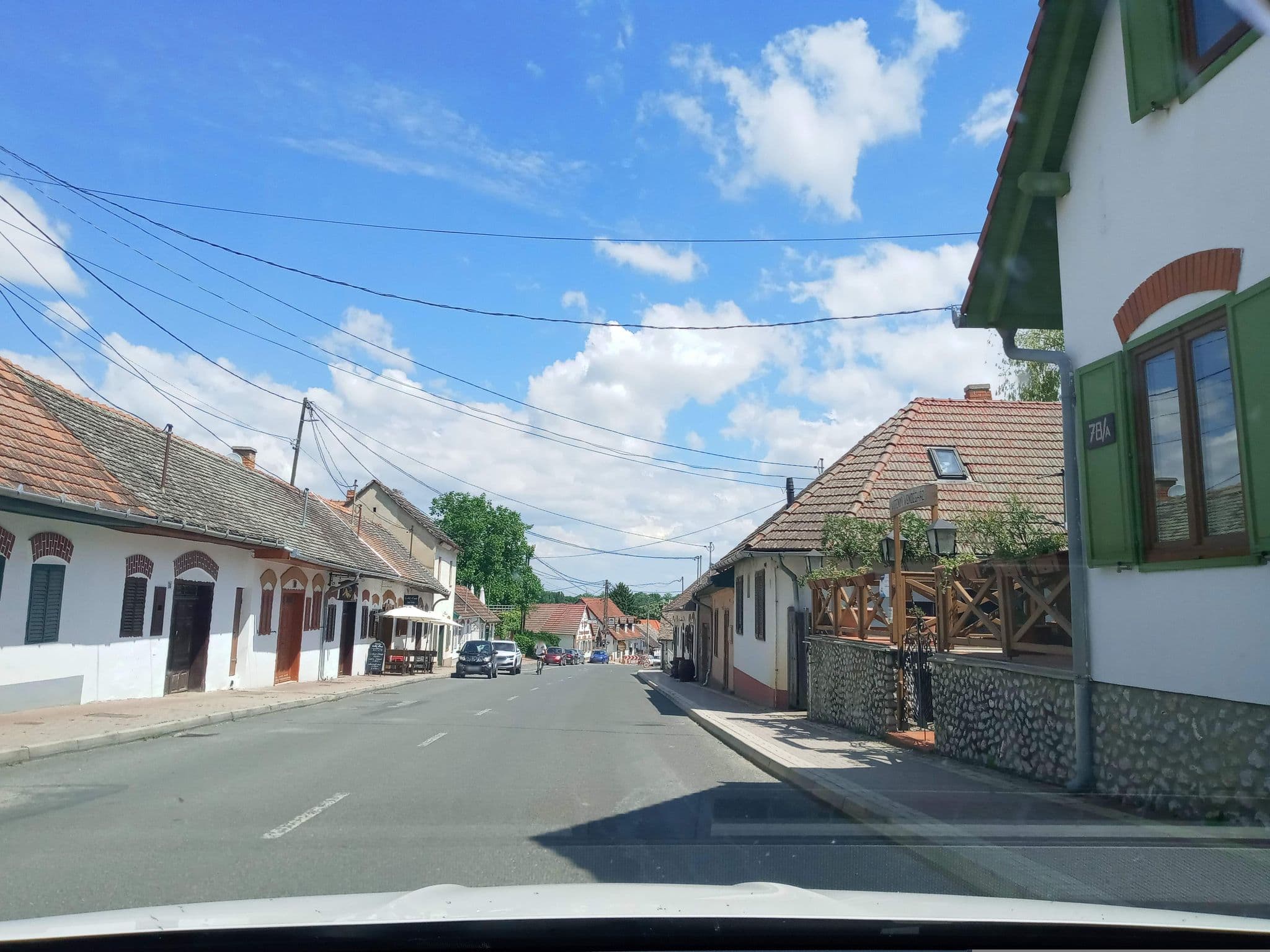 Street view near Vitényi Pince Vendégház Pizzéria, Villány — © magyarsi (CC BY-SA · Mapillary)