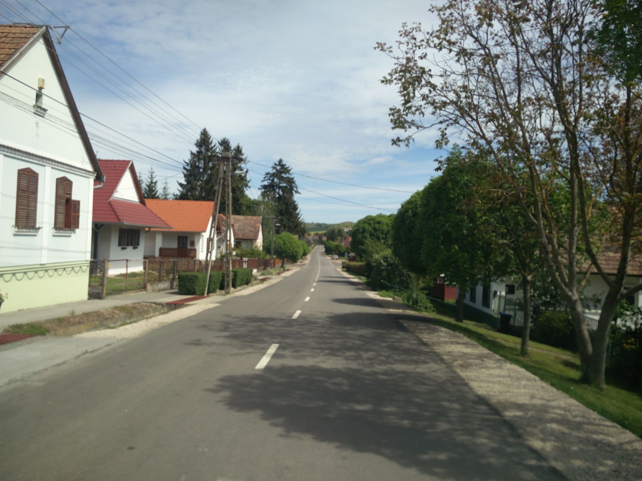 Street view near Hotel Hirschen Szálka, Bonyhád — © kami911 (CC BY-SA · Mapillary)