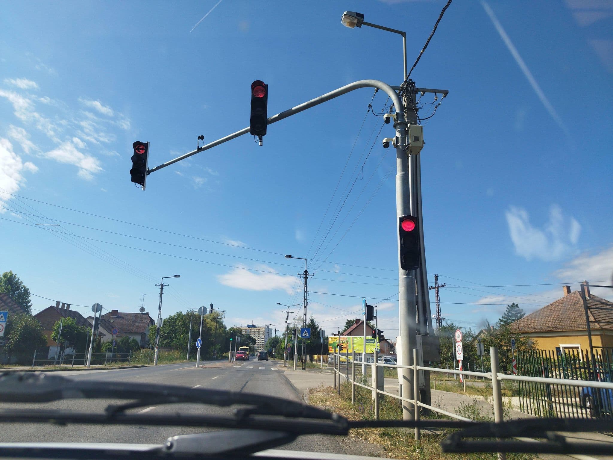 Street view near Kastély Panzió étterme Szeged, Szeged — © grozsa11 (CC BY-SA · Mapillary)