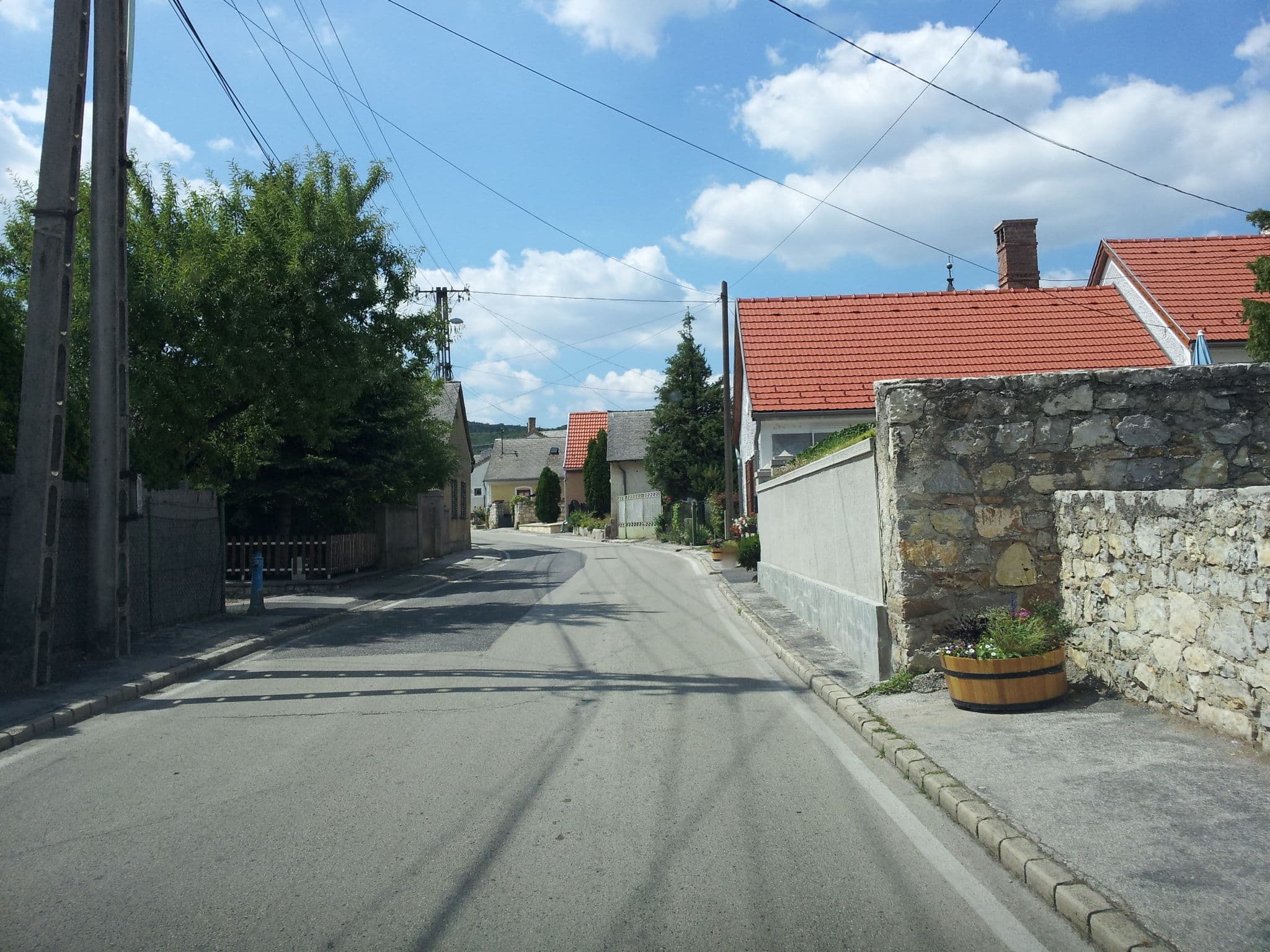 Street view near Fehér Szeder Vendégház, Csopak — © kolesajr (CC BY-SA · Mapillary)