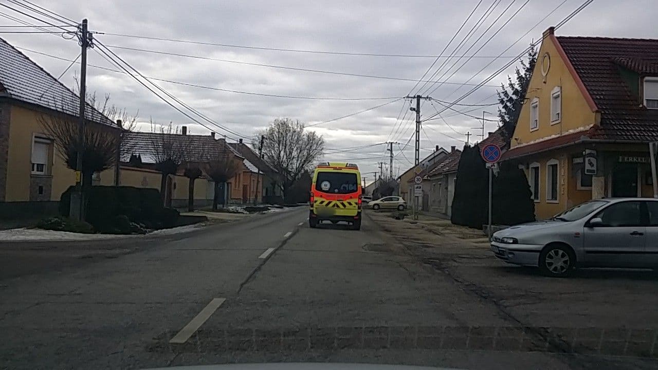 Street view near Viola Vendégház, Pápa — © utvonalfelmeresek (CC BY-SA · Mapillary)