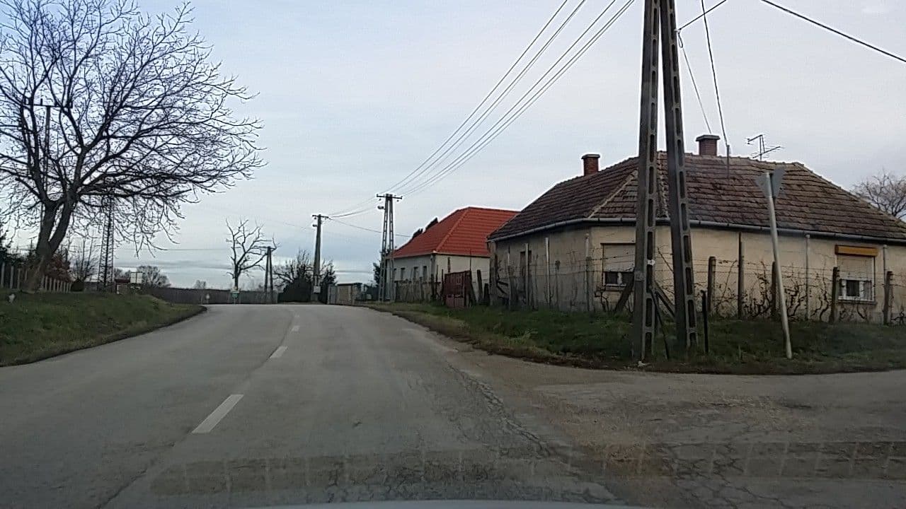 Street view near Két Kapu Udvarház, Bakonyszentlászló — © utvonalfelmeresek (CC BY-SA · Mapillary)