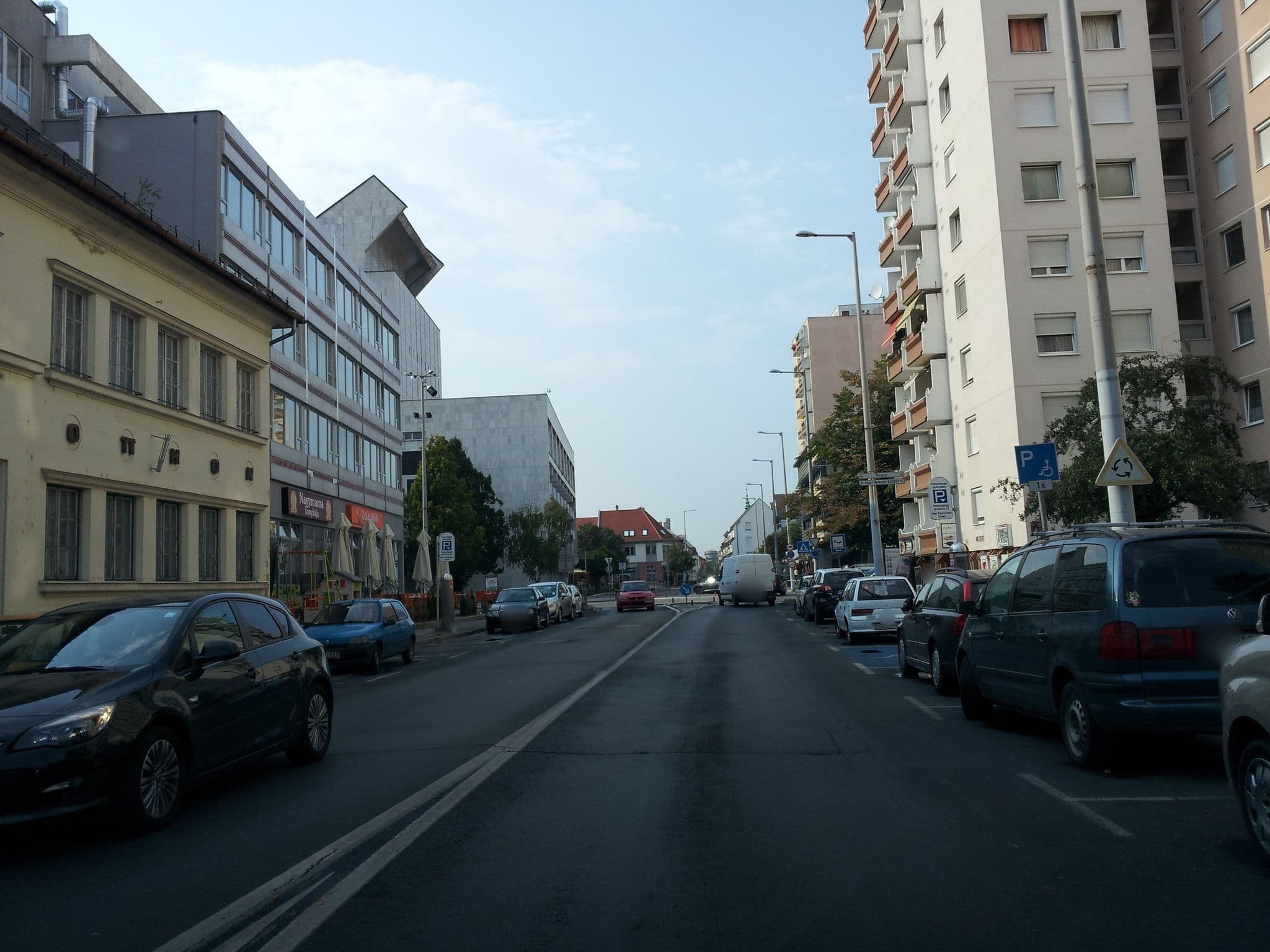 Street view near Divat Apartments, Győr — © kolesajr (CC BY-SA · Mapillary)