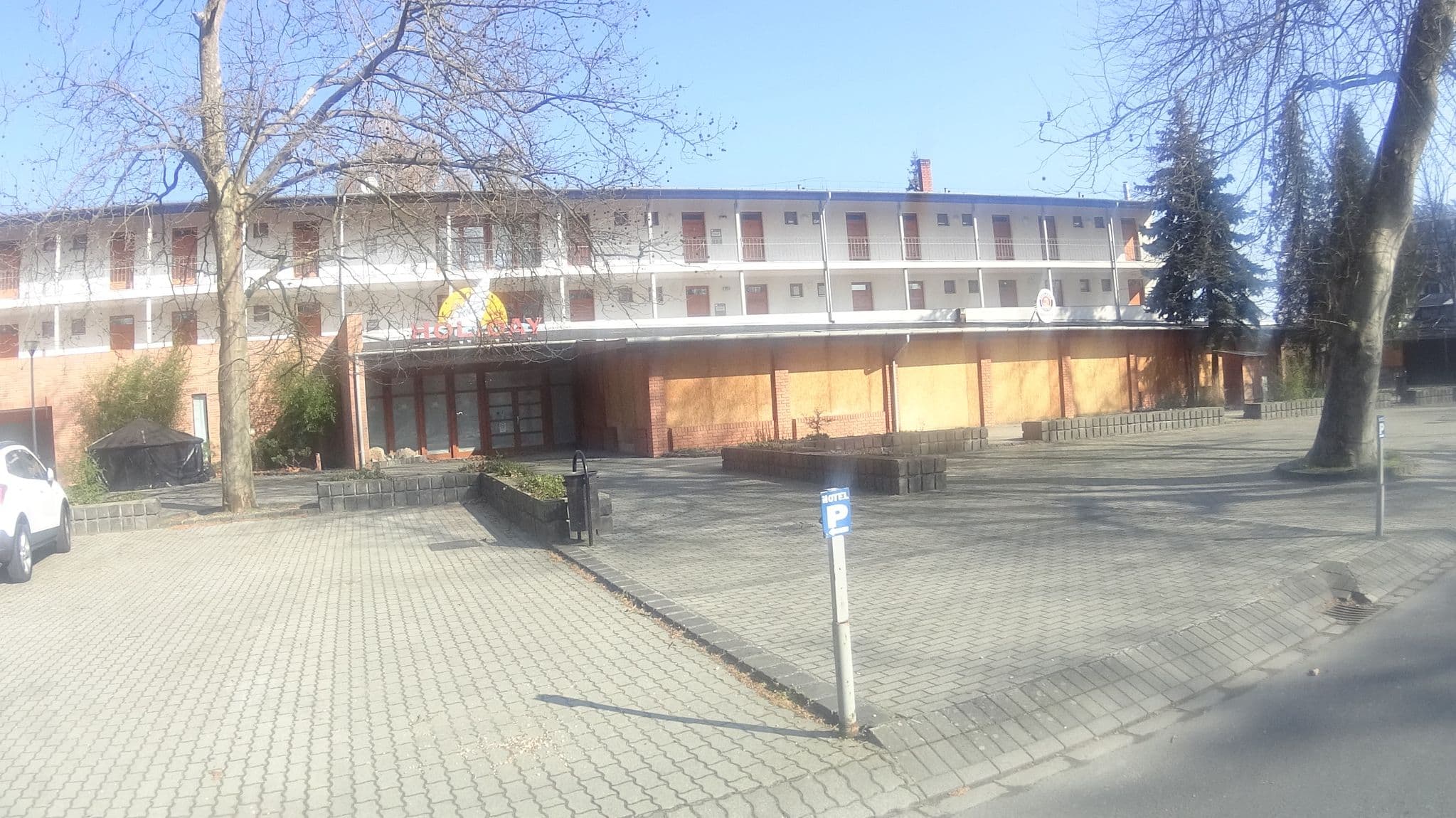 Street view near Hotel Holiday Siófok, Siófok — © tamaes (CC BY-SA · Mapillary)