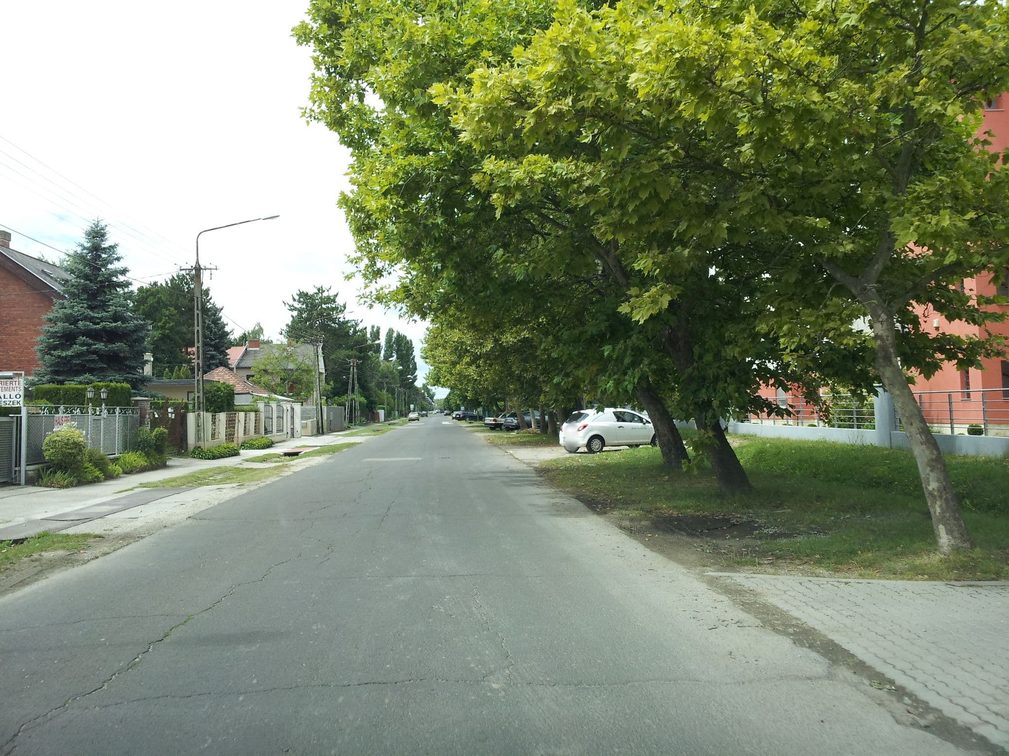 Street view near Aranyparti Villa Maria Apartmanház Szállás Siófok Szép Kártya, Siófok — © kolesajr (CC BY-SA · Mapillary)