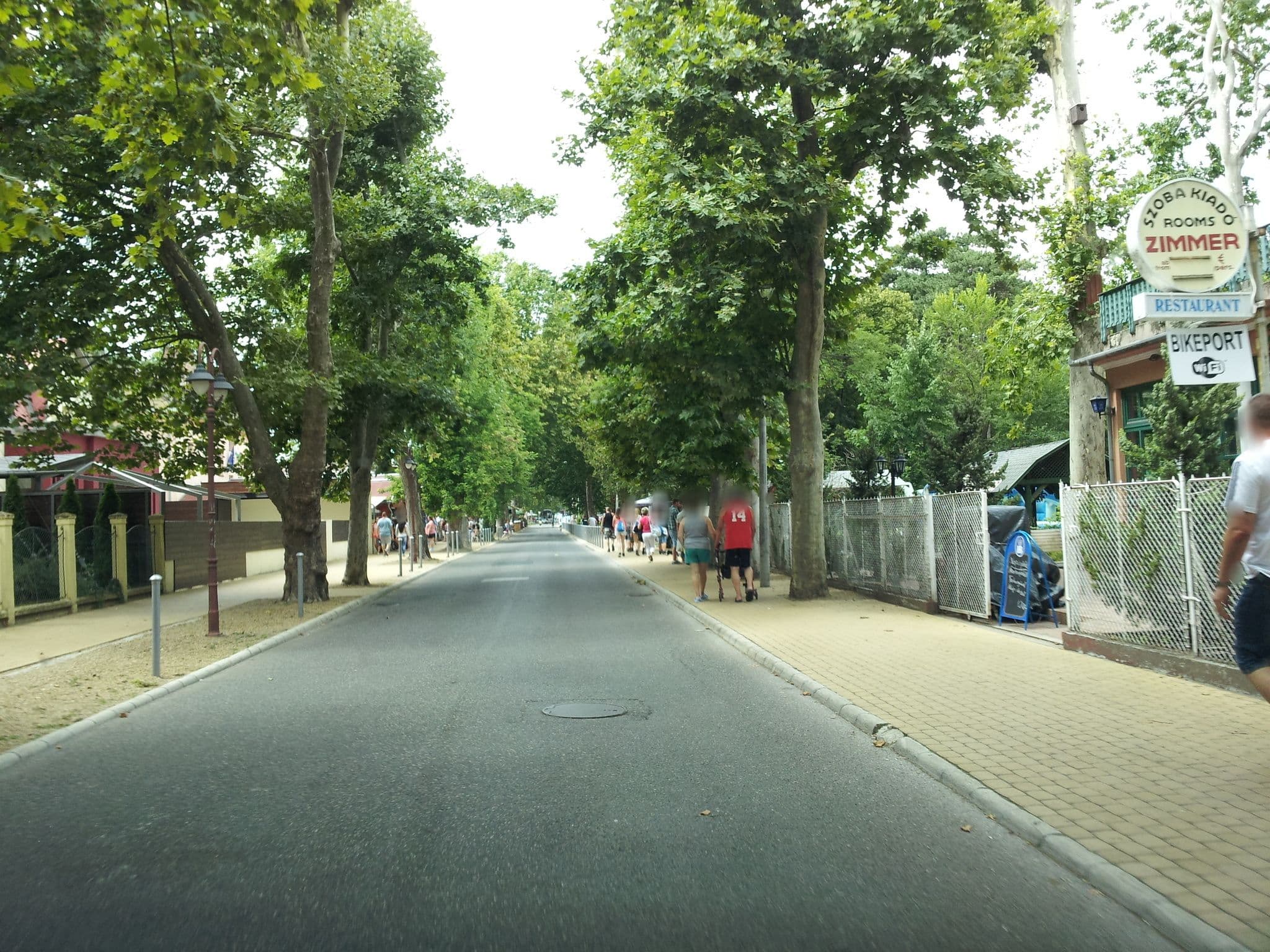 Street view near Color Beach apartmanház, Siófok — © kolesajr (CC BY-SA · Mapillary)
