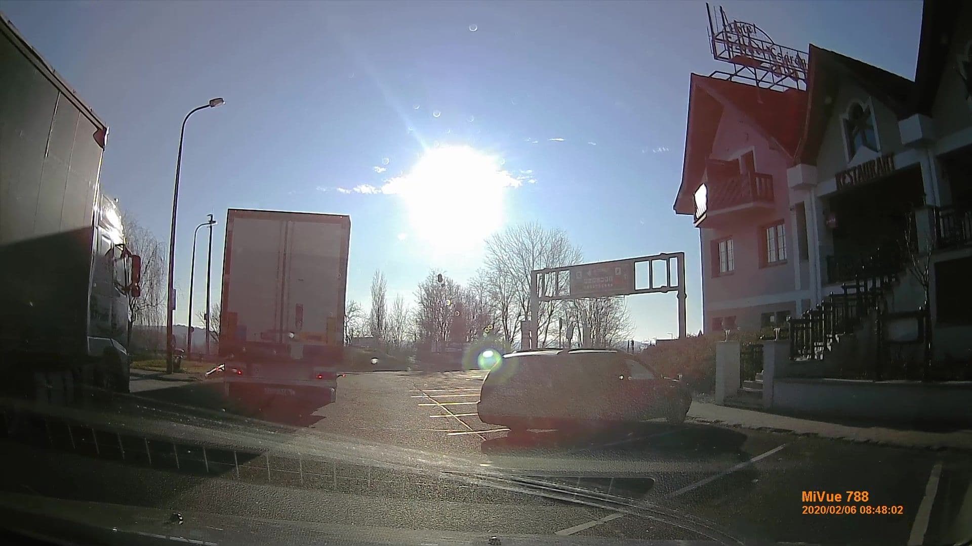Street view near M1 Szekér Csárda Étterem és Hotel Óbarok, Szárliget — © geox123 (CC BY-SA · Mapillary)