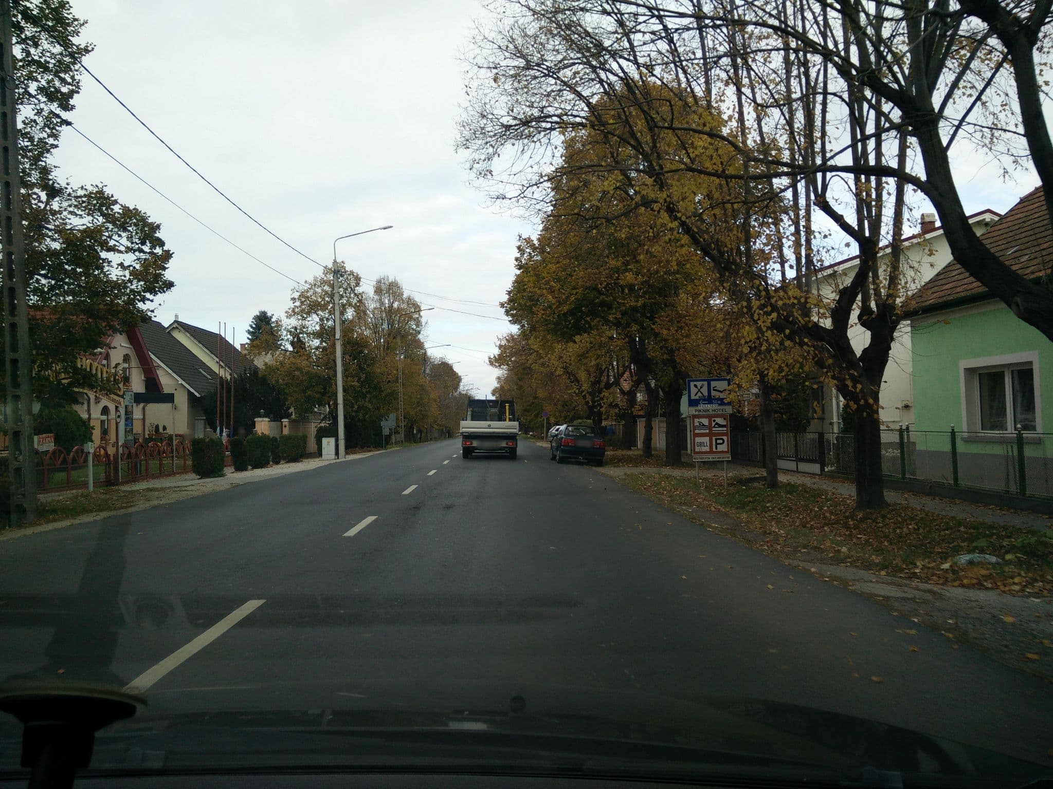 Street view near Piknik Apartmanok Siófok, Siófok — © grin (CC BY-SA · Mapillary)