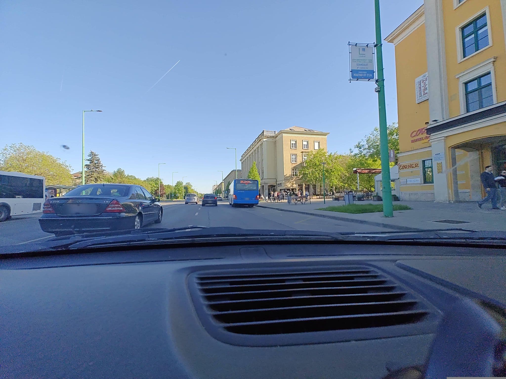 Street view near Corner Hotel & Kávéház, Dunaújváros — © Winner_hun (CC BY-SA · Mapillary)